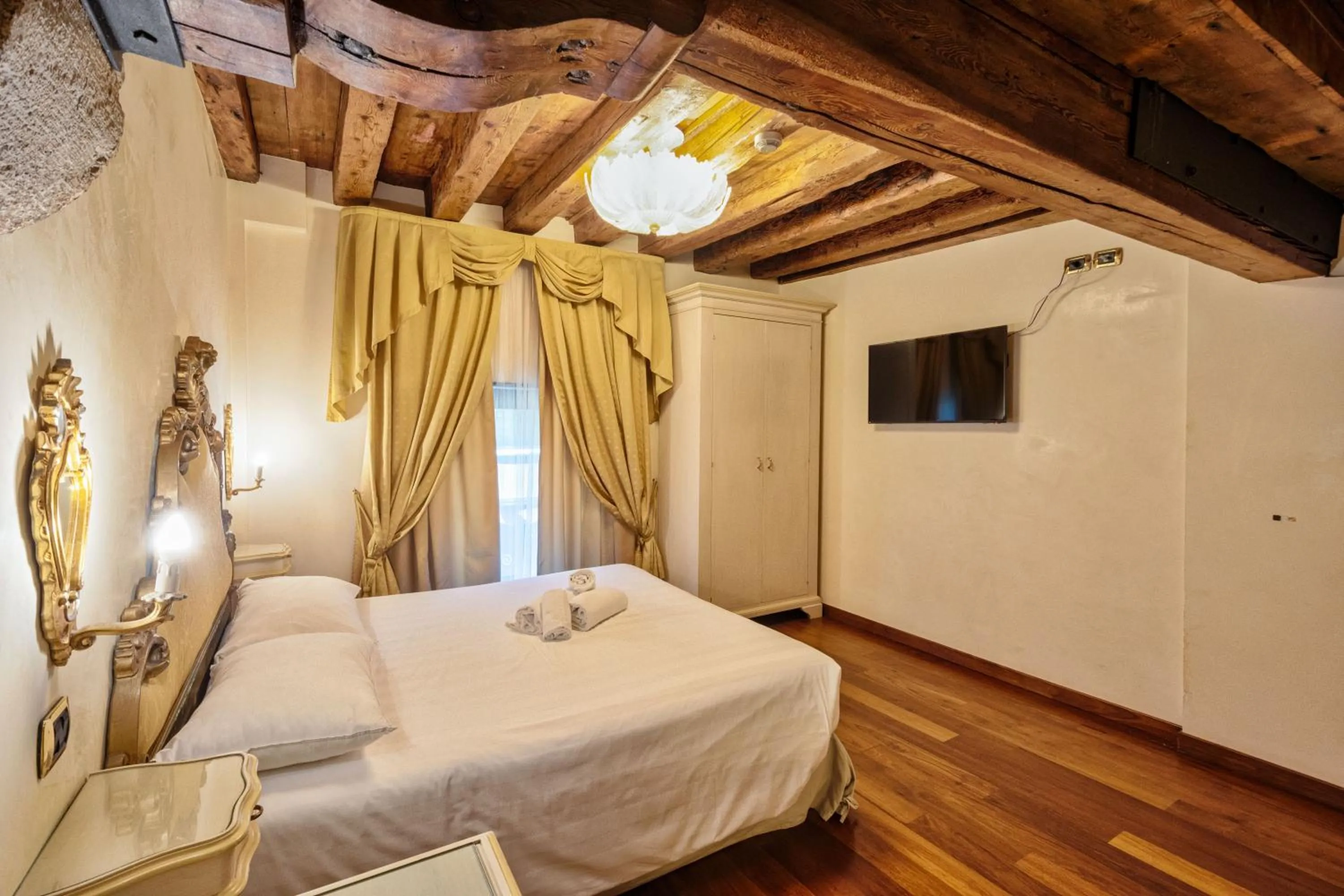 Photo of the whole room, Bed in Hotel Vecellio Venice on the Lagoon