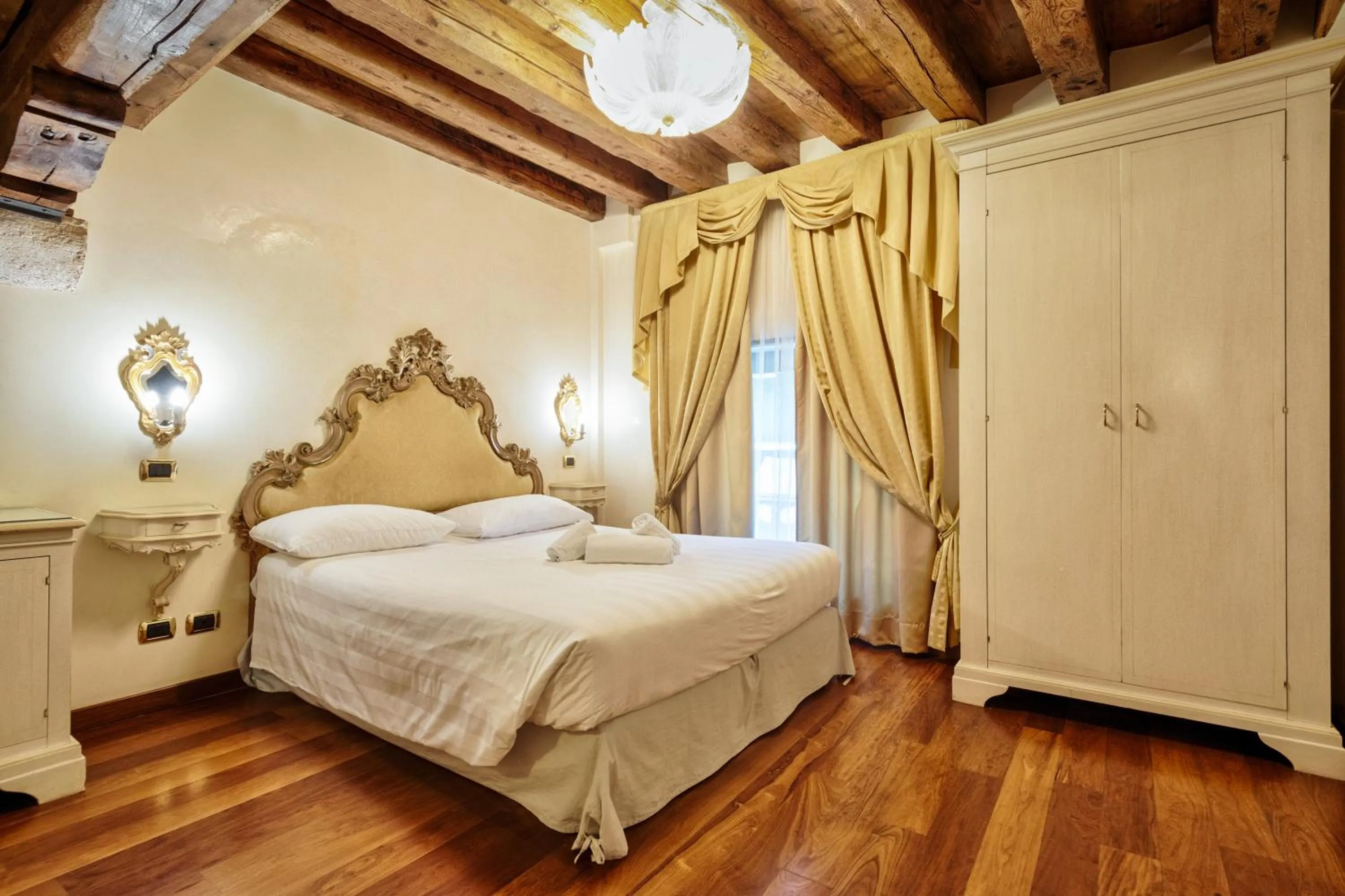 Photo of the whole room, Bed in Hotel Vecellio Venice on the Lagoon