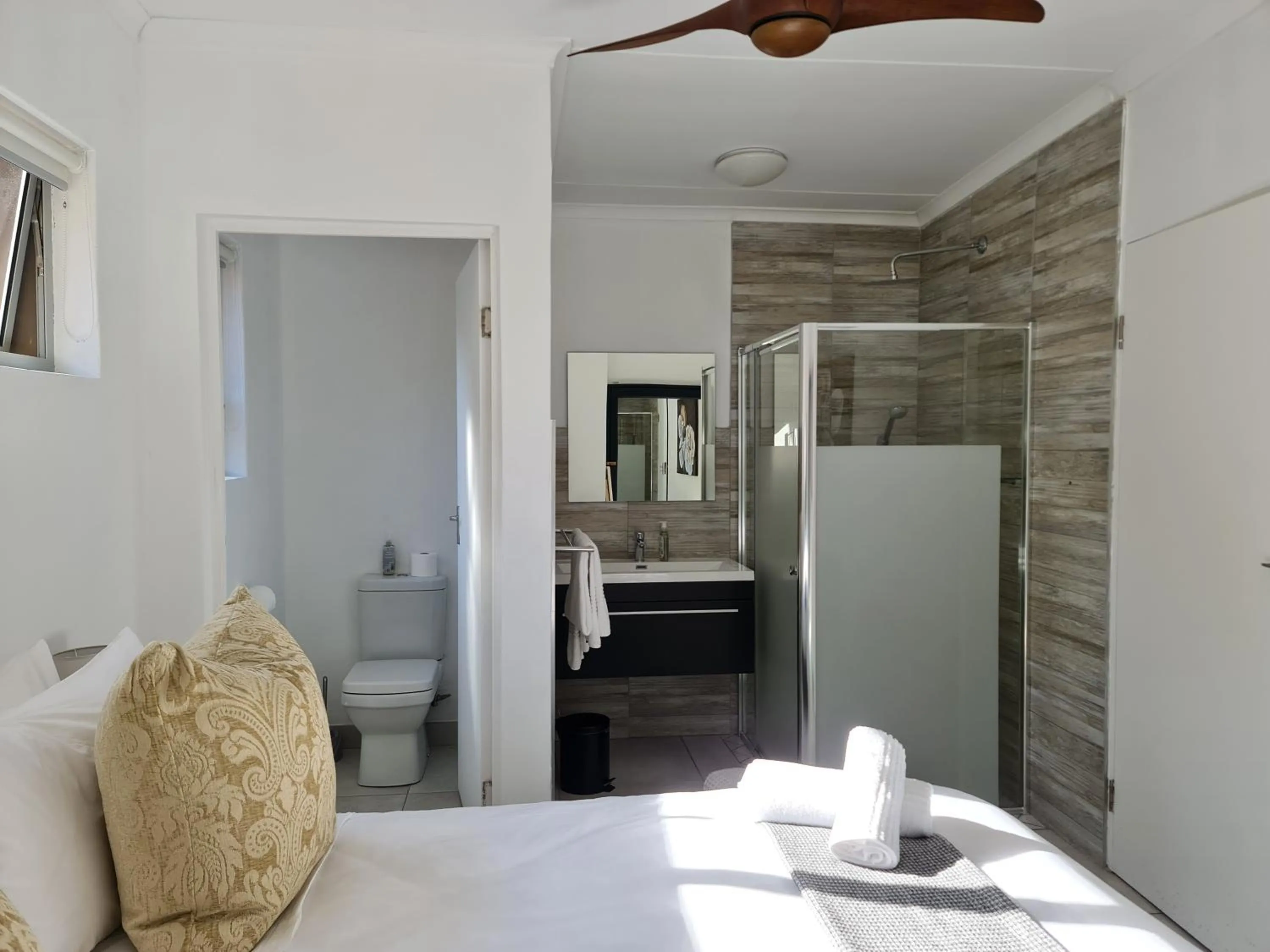 Bathroom, Bed in Infinity Blue Luxury Accommodation