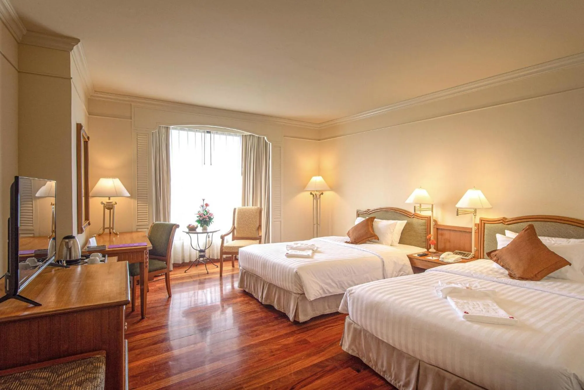 Bed in Montien Riverside Hotel Bangkok