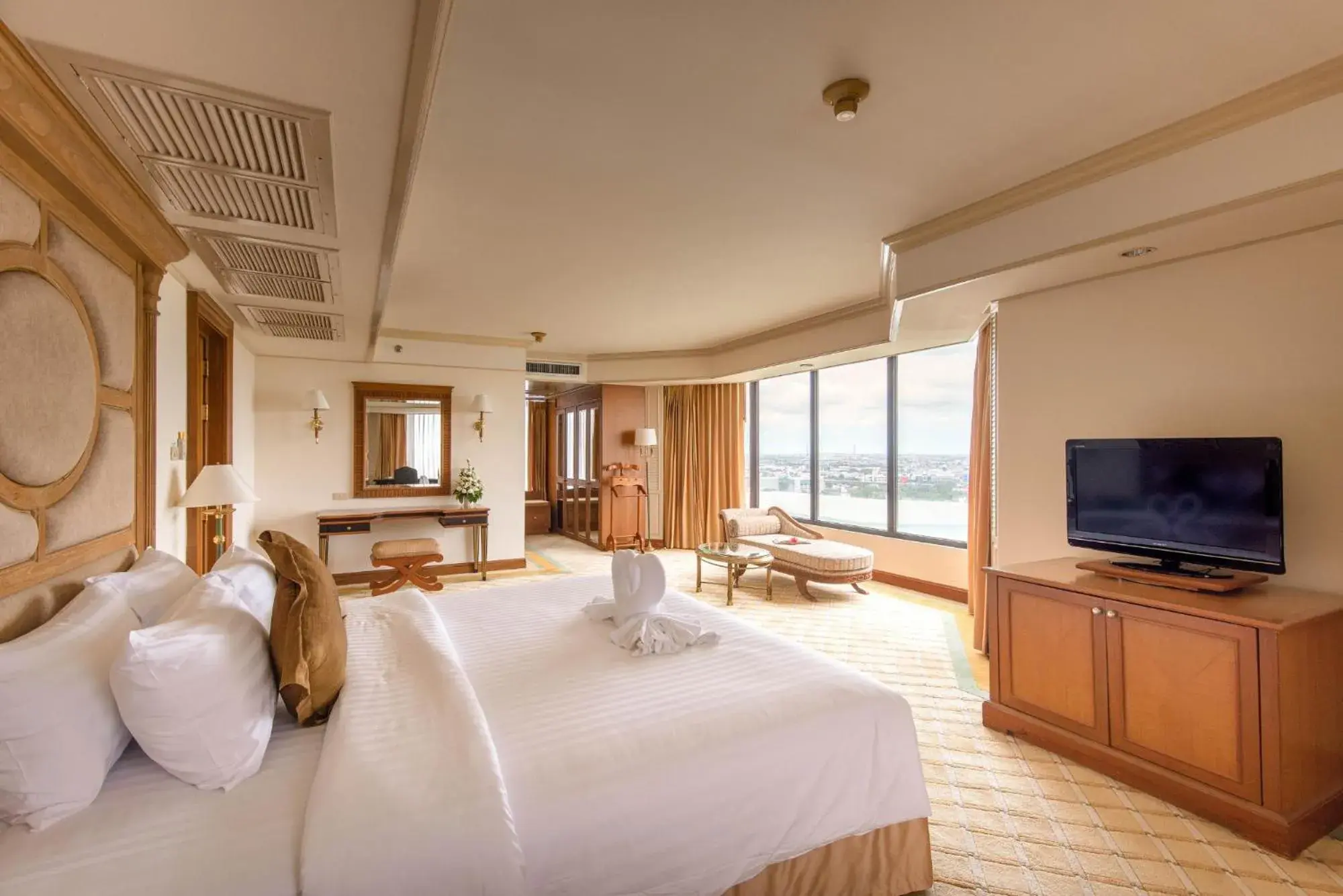 Two-Bedroom Queen Suite with River View in Montien Riverside Hotel Bangkok Two-Bedroom Queen Suite with River View in Montien Riverside Hotel Bangkok