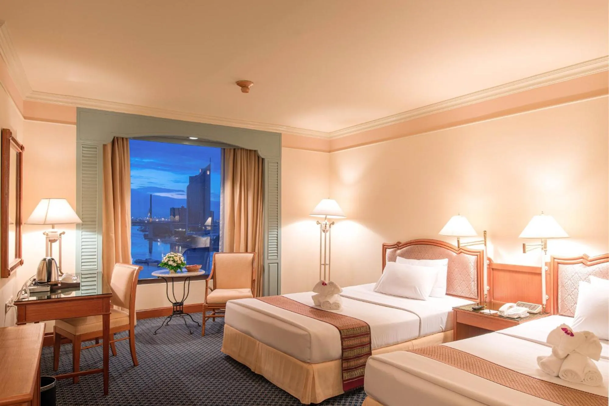 Bed in Montien Riverside Hotel Bangkok