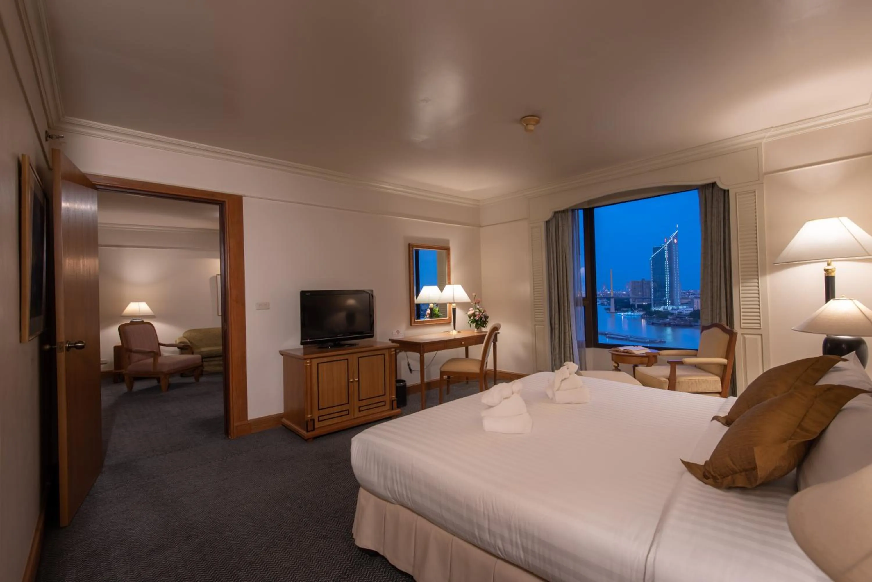 Bedroom in Montien Riverside Hotel Bangkok