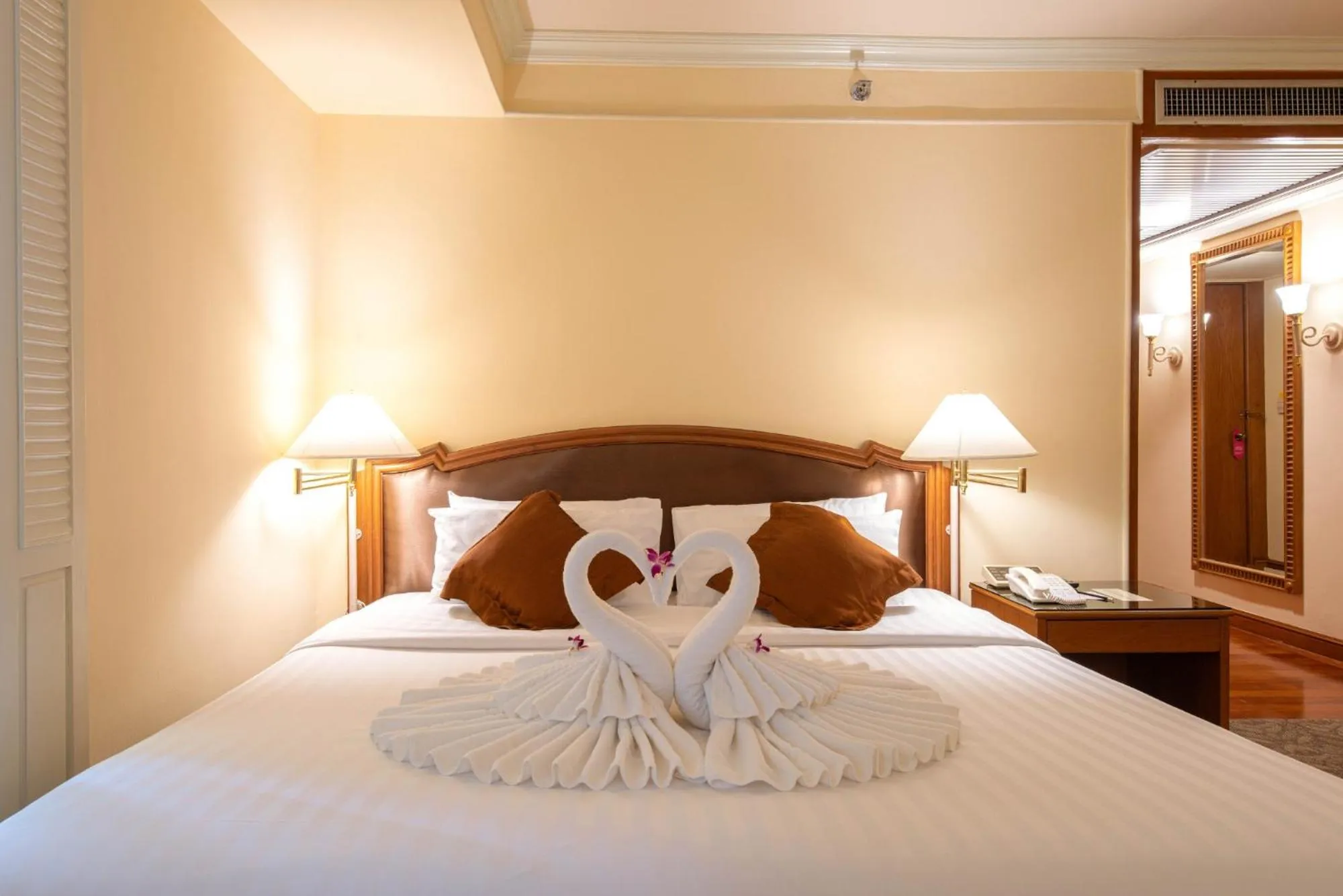 Bed in Montien Riverside Hotel Bangkok