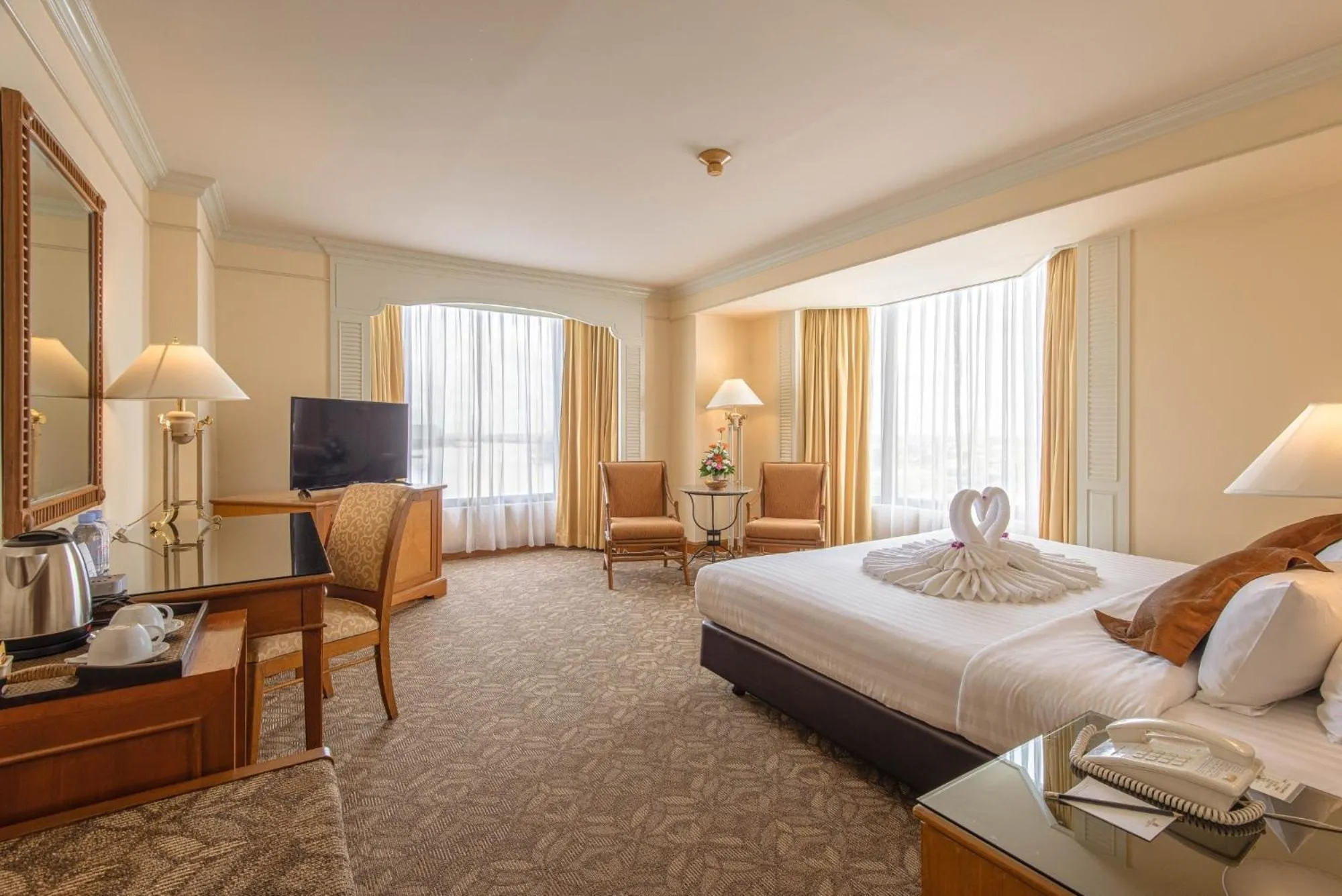 Bed in Montien Riverside Hotel Bangkok