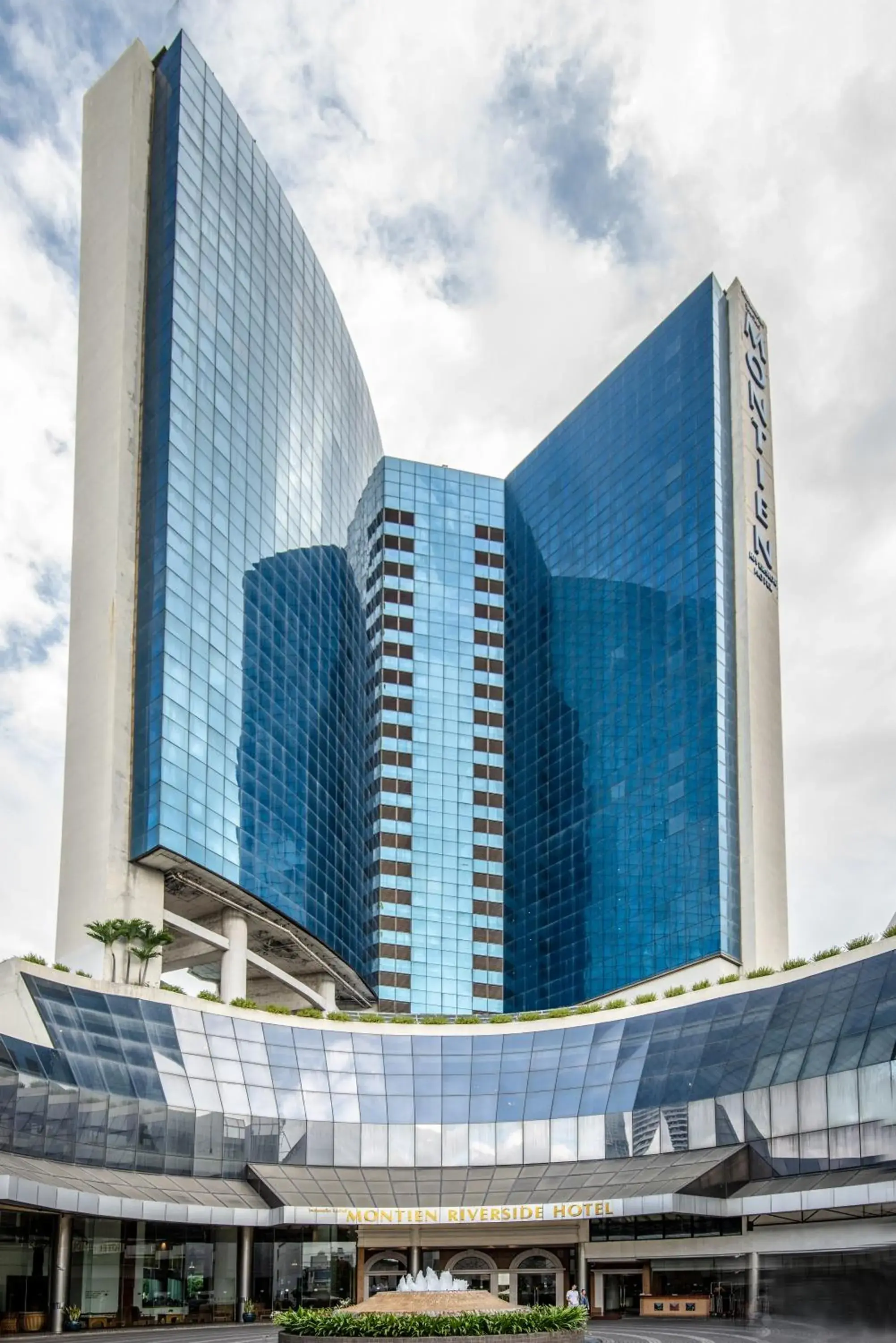 Facade/entrance in Montien Riverside Hotel Bangkok Facade/entrance in Montien Riverside Hotel Bangkok