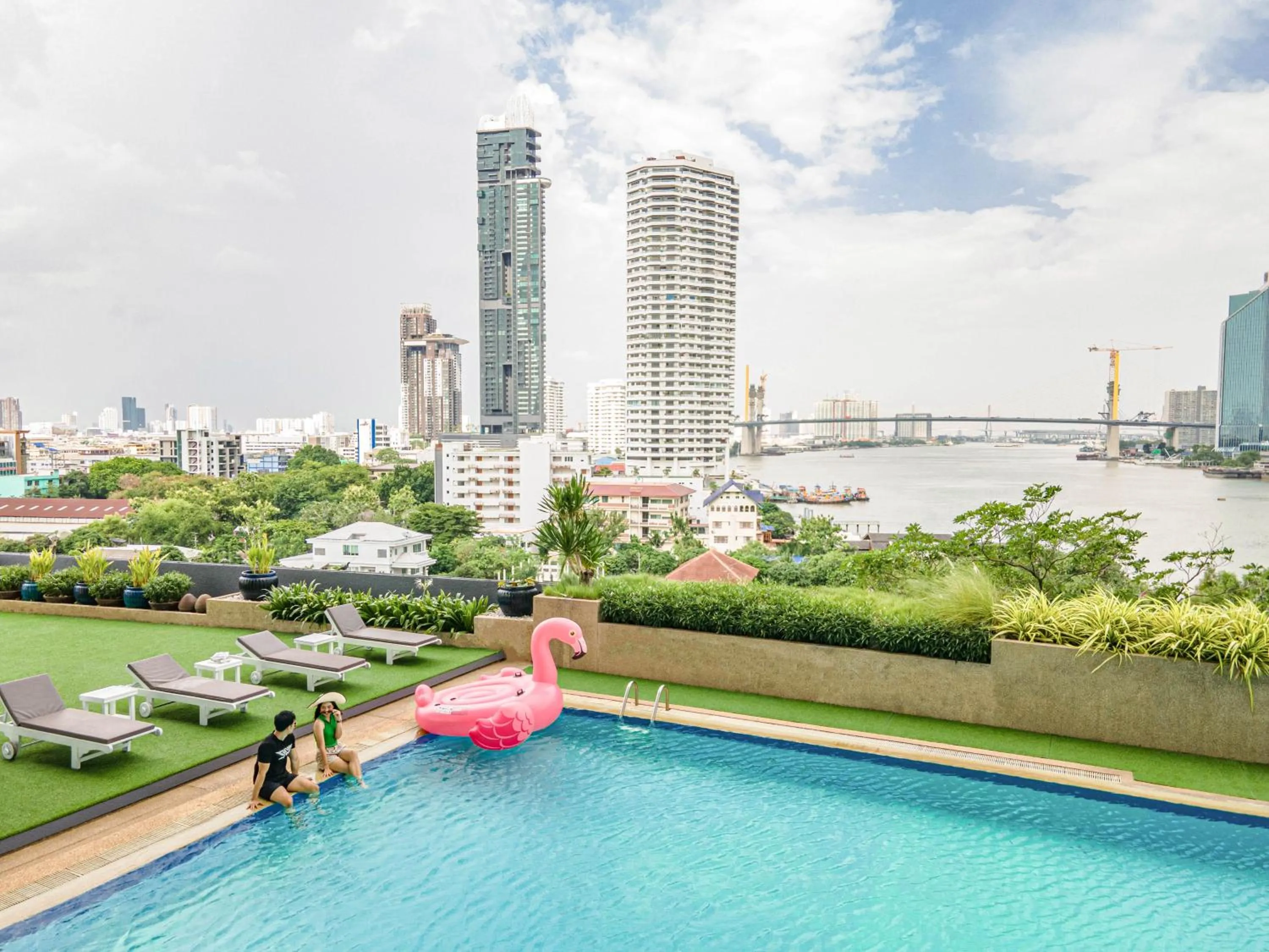 Swimming pool in Montien Riverside Hotel Bangkok