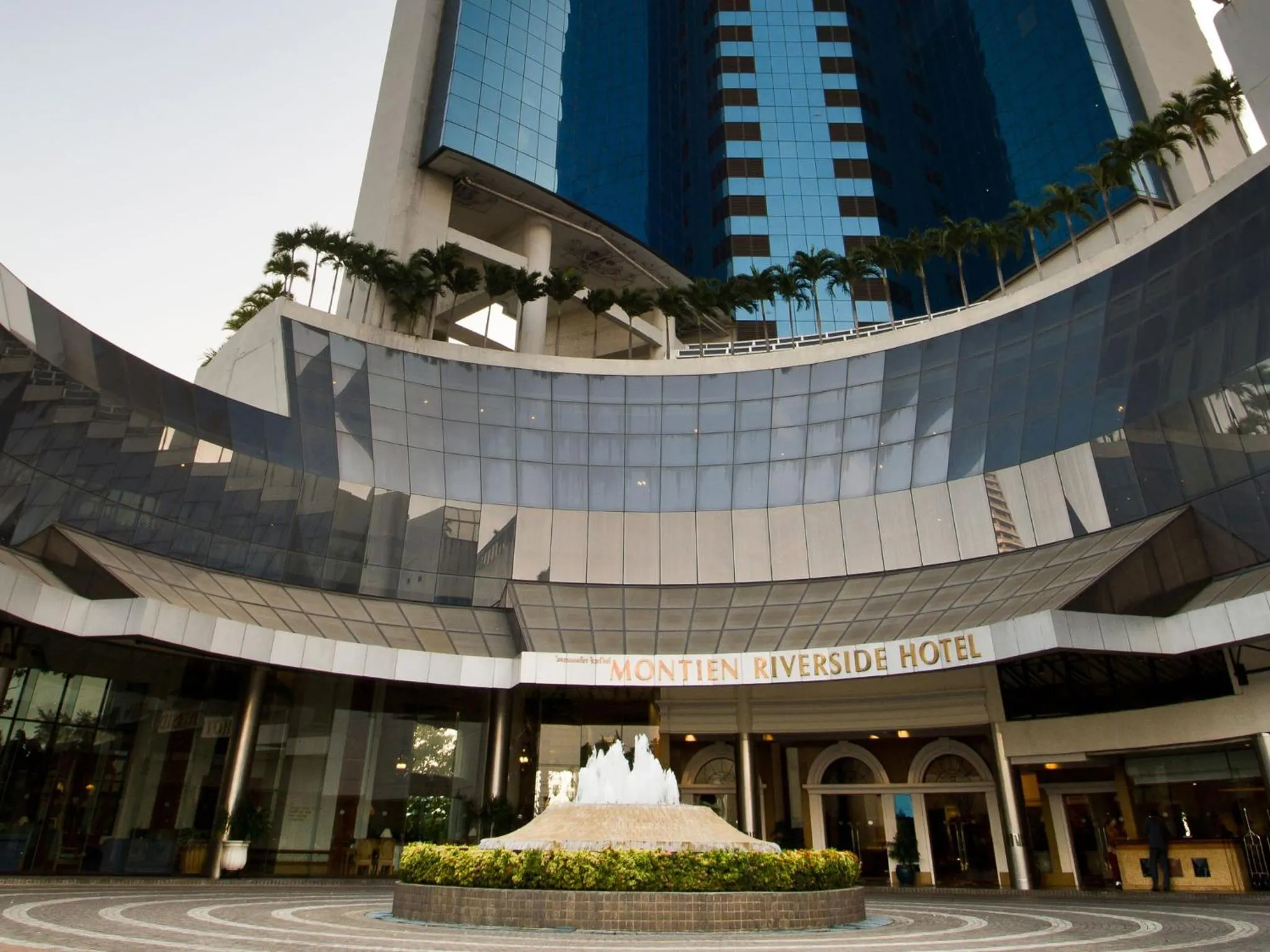 Facade/entrance in Montien Riverside Hotel Bangkok