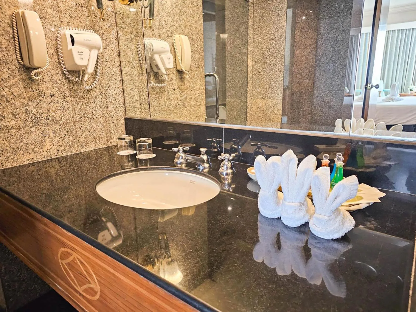 Bathroom in Montien Riverside Hotel Bangkok