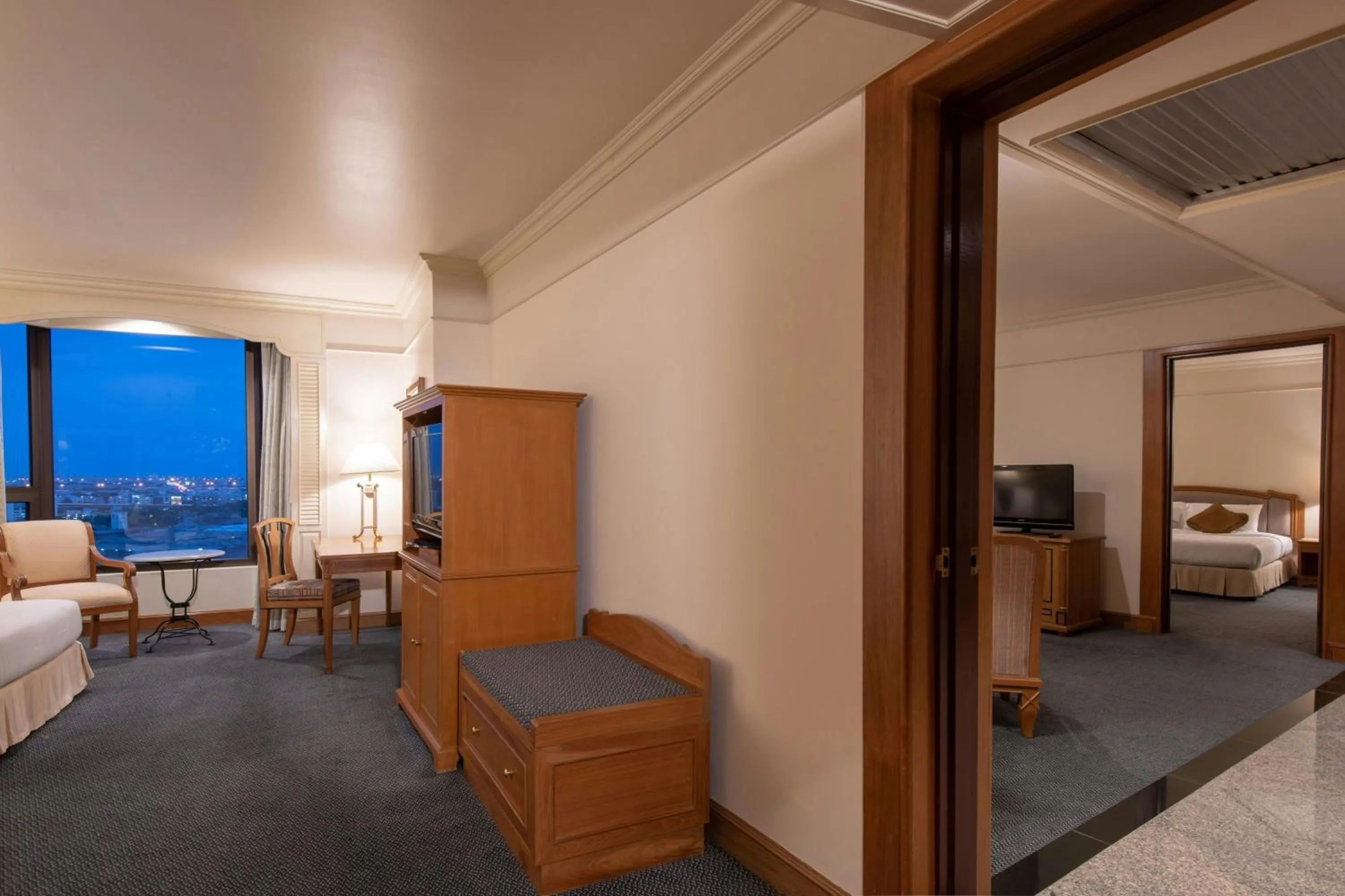 Bedroom, Bed in Montien Riverside Hotel Bangkok