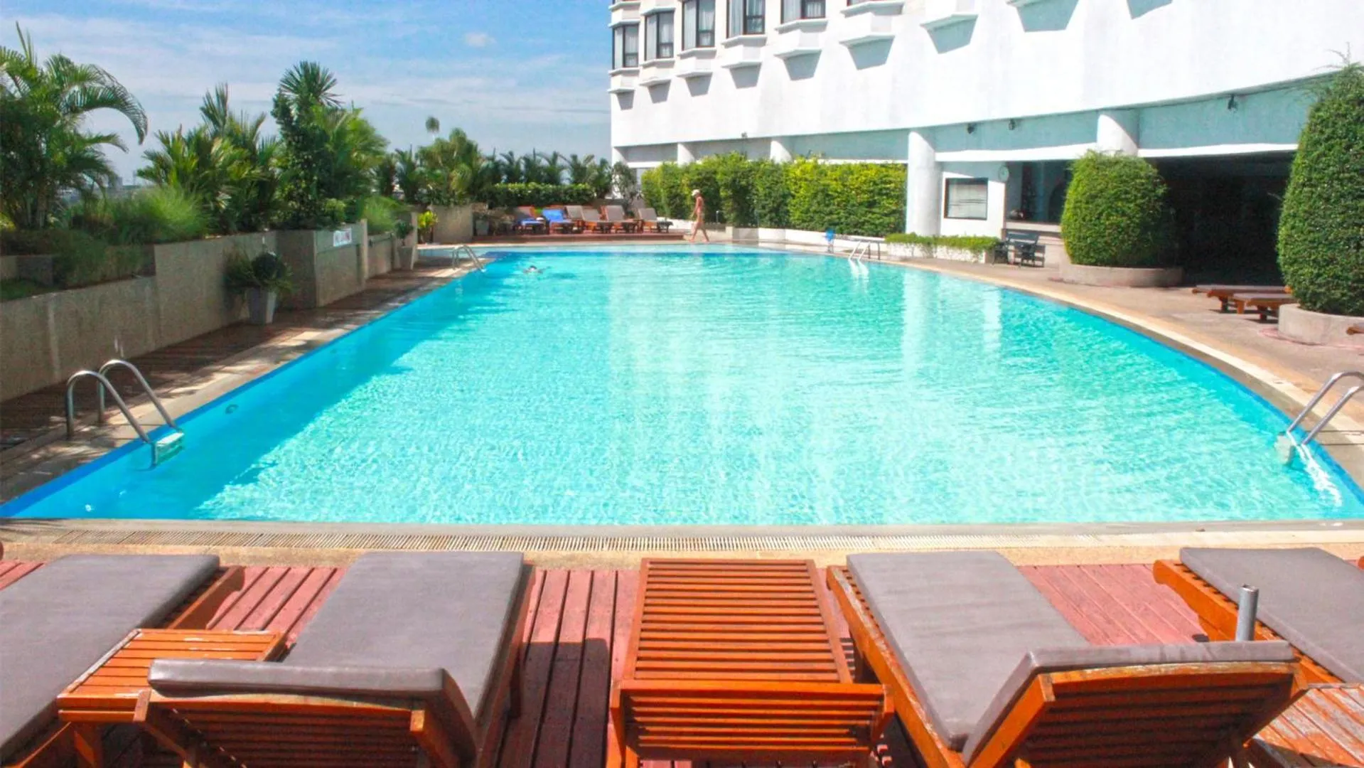 Swimming pool in Montien Riverside Hotel Bangkok