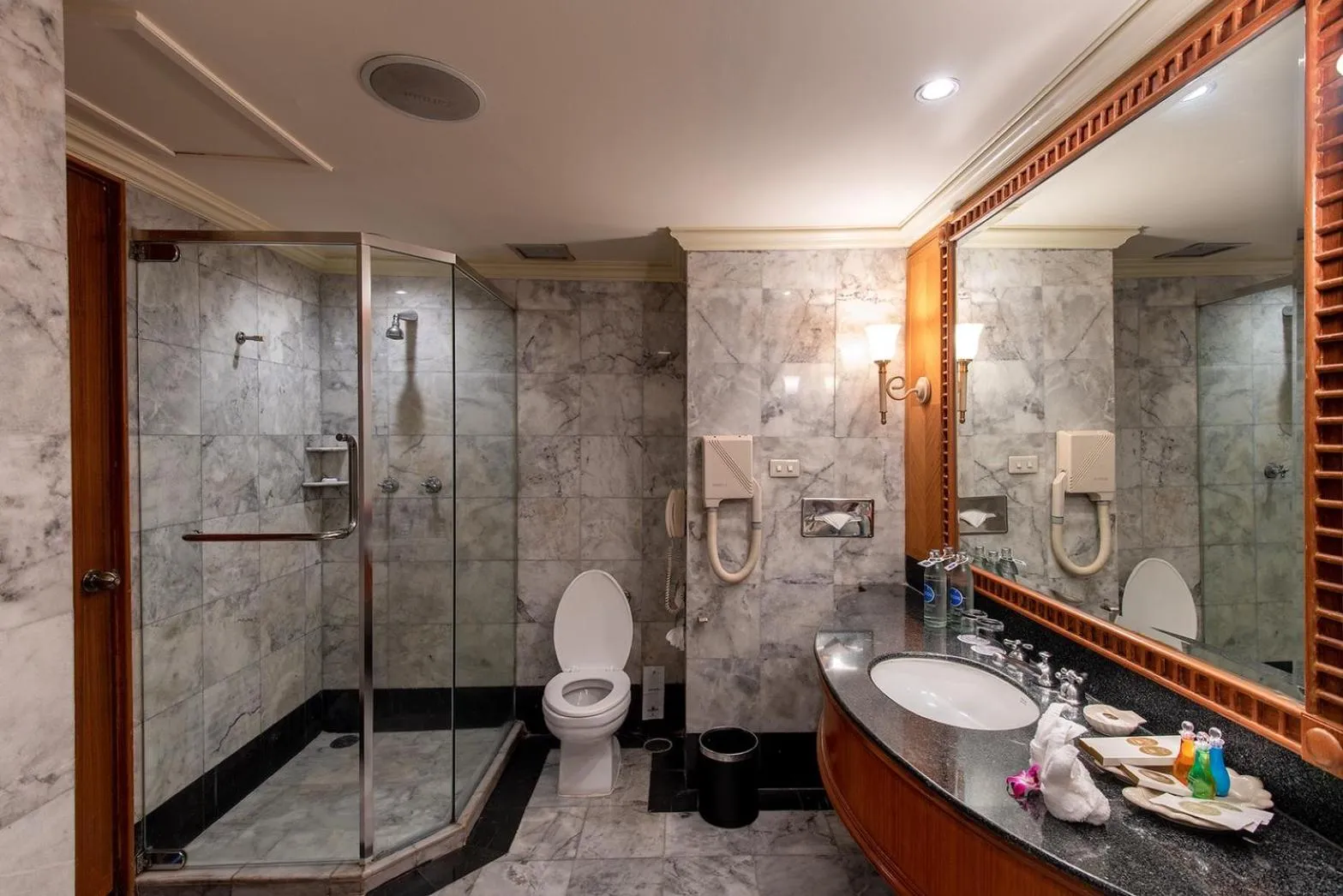 Bathroom in Montien Riverside Hotel Bangkok