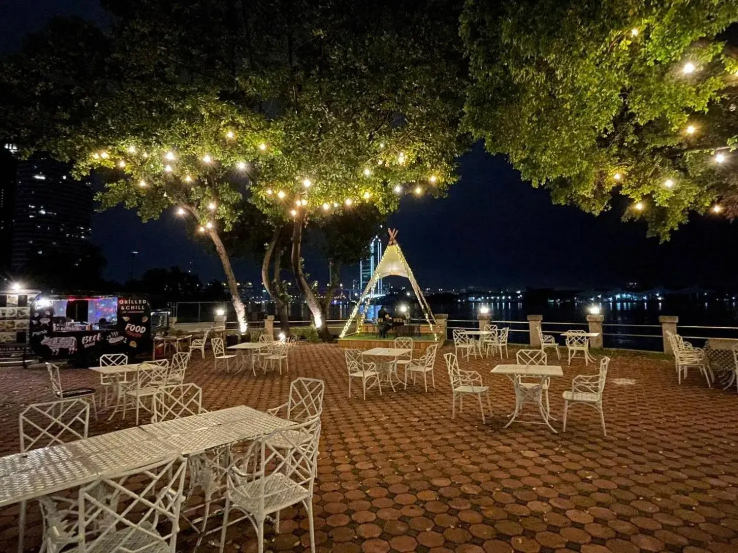 Restaurant/places to eat in Montien Riverside Hotel Bangkok Restaurant/places to eat in Montien Riverside Hotel Bangkok