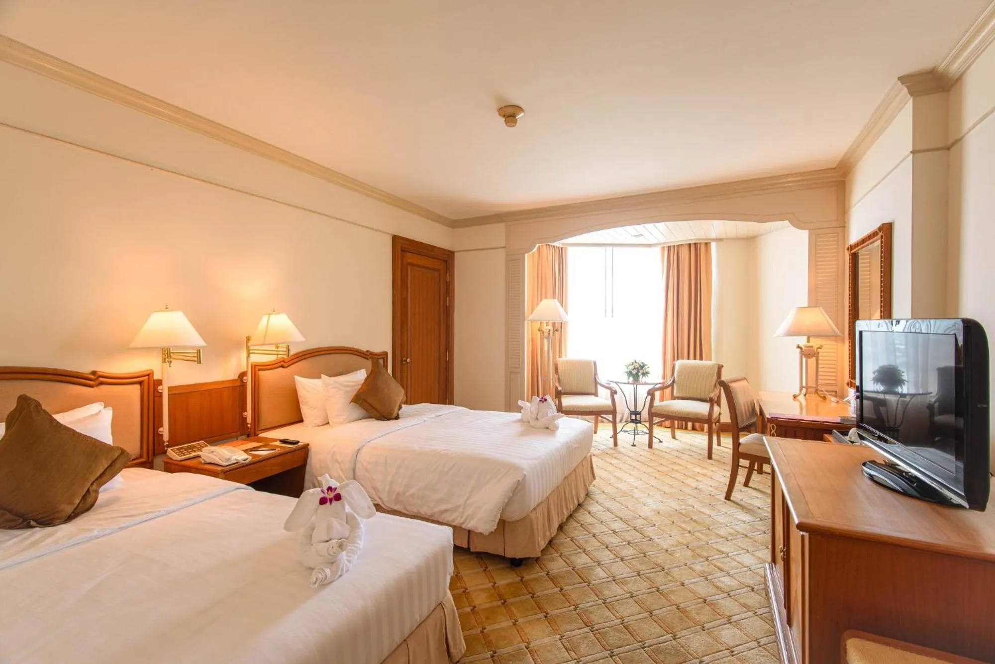 Bedroom, Bed in Montien Riverside Hotel Bangkok