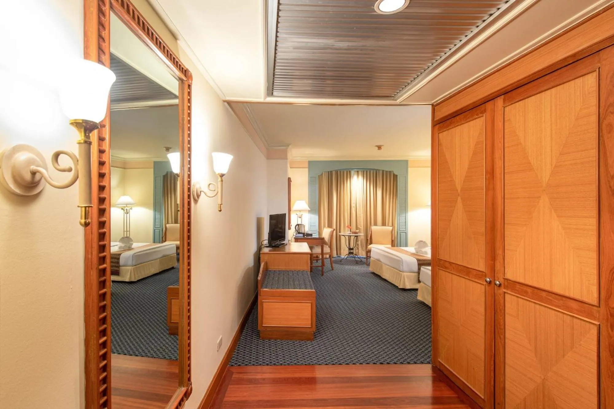 Bed in Montien Riverside Hotel Bangkok