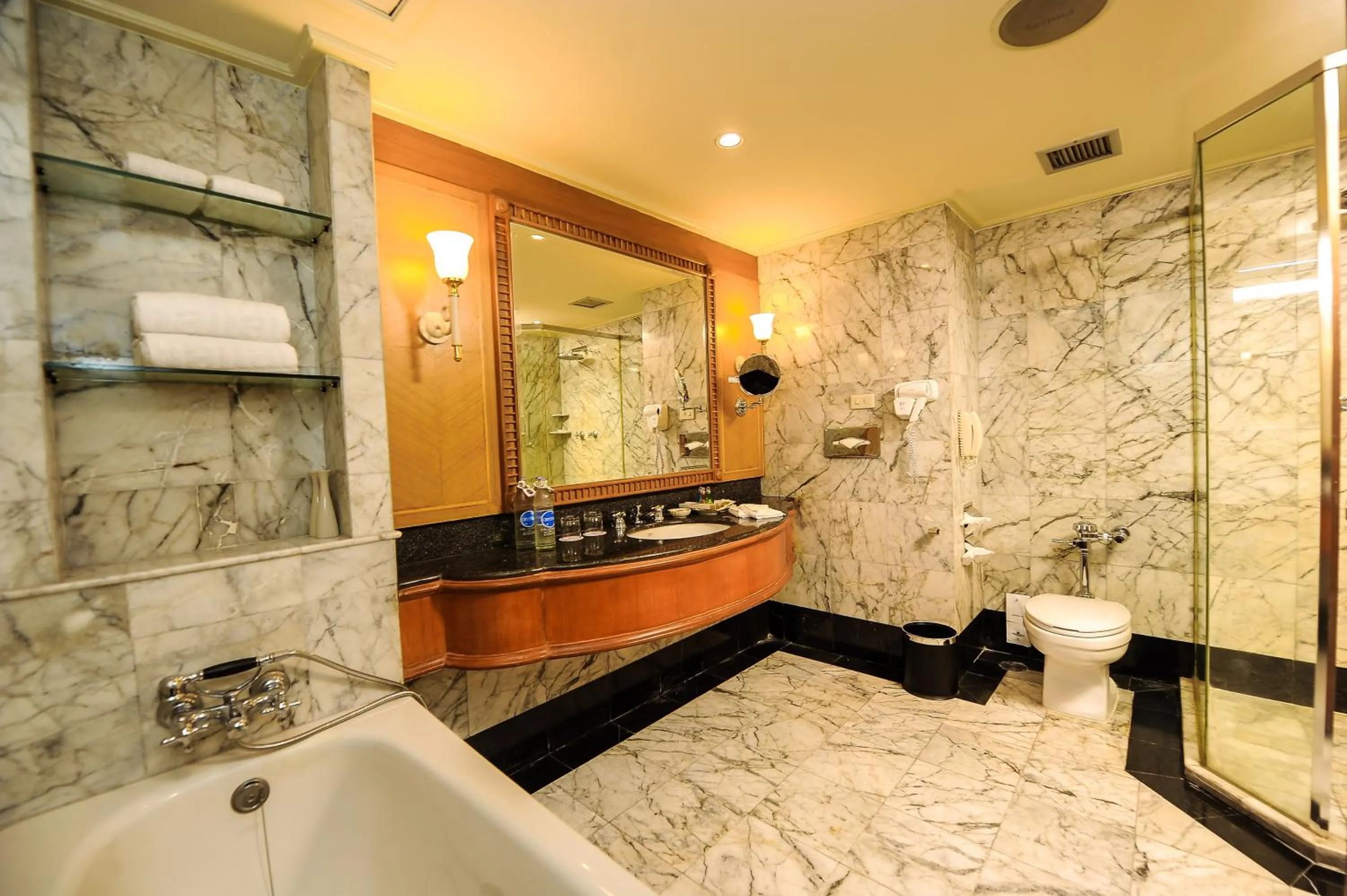 Bathroom in Montien Riverside Hotel Bangkok