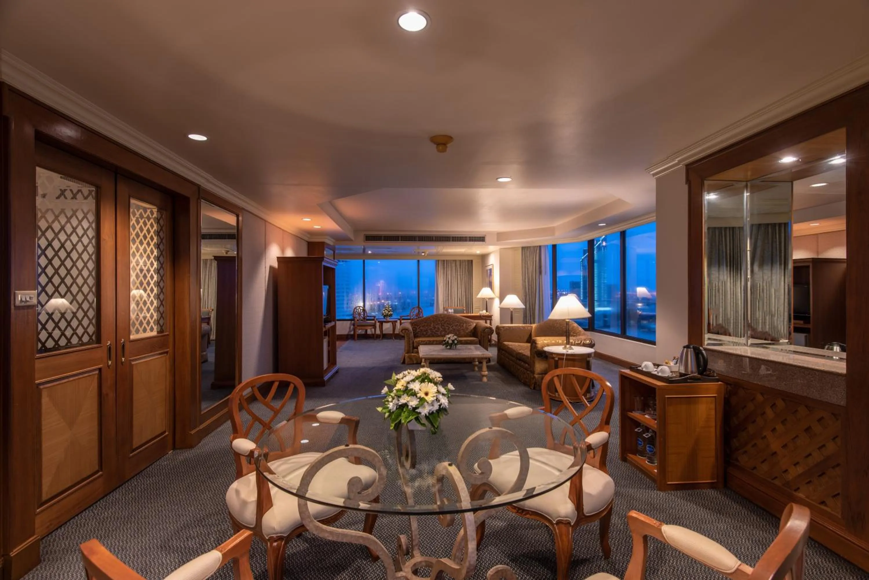 Dining area in Montien Riverside Hotel Bangkok