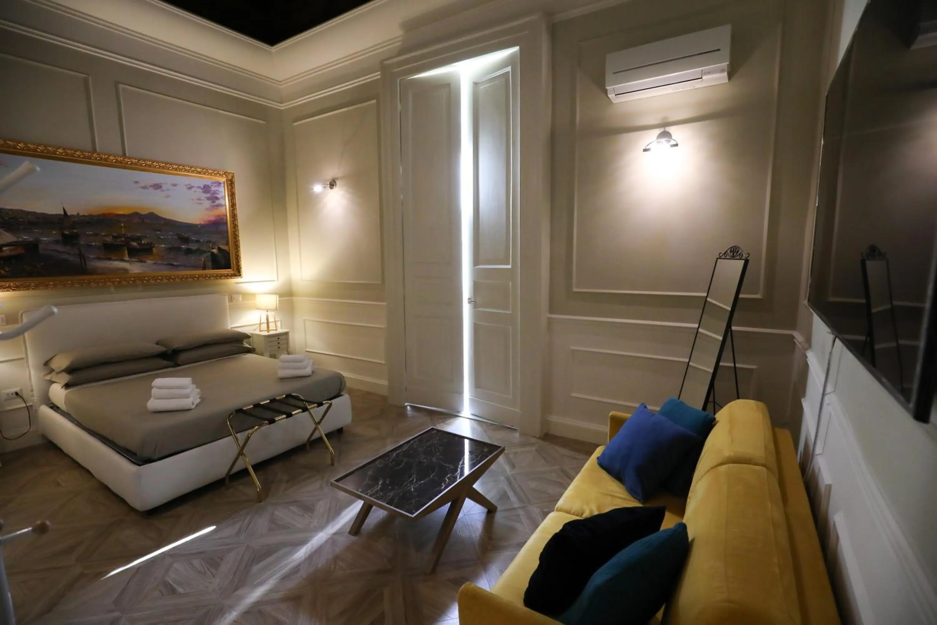 Bedroom, Bed in Vico Gelso Napoli