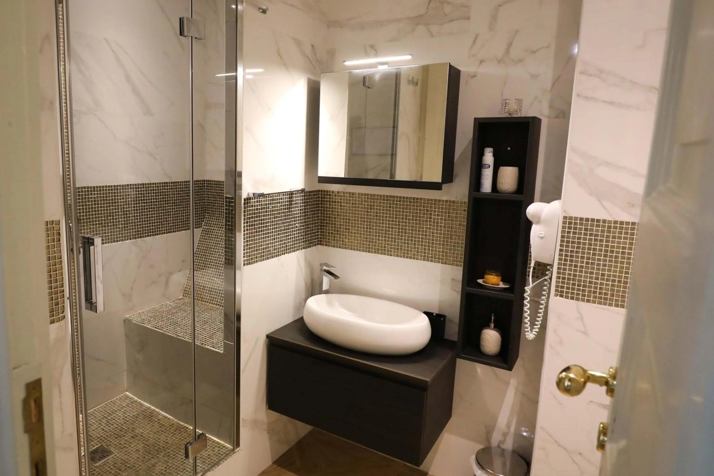 Shower in Vico Gelso Napoli