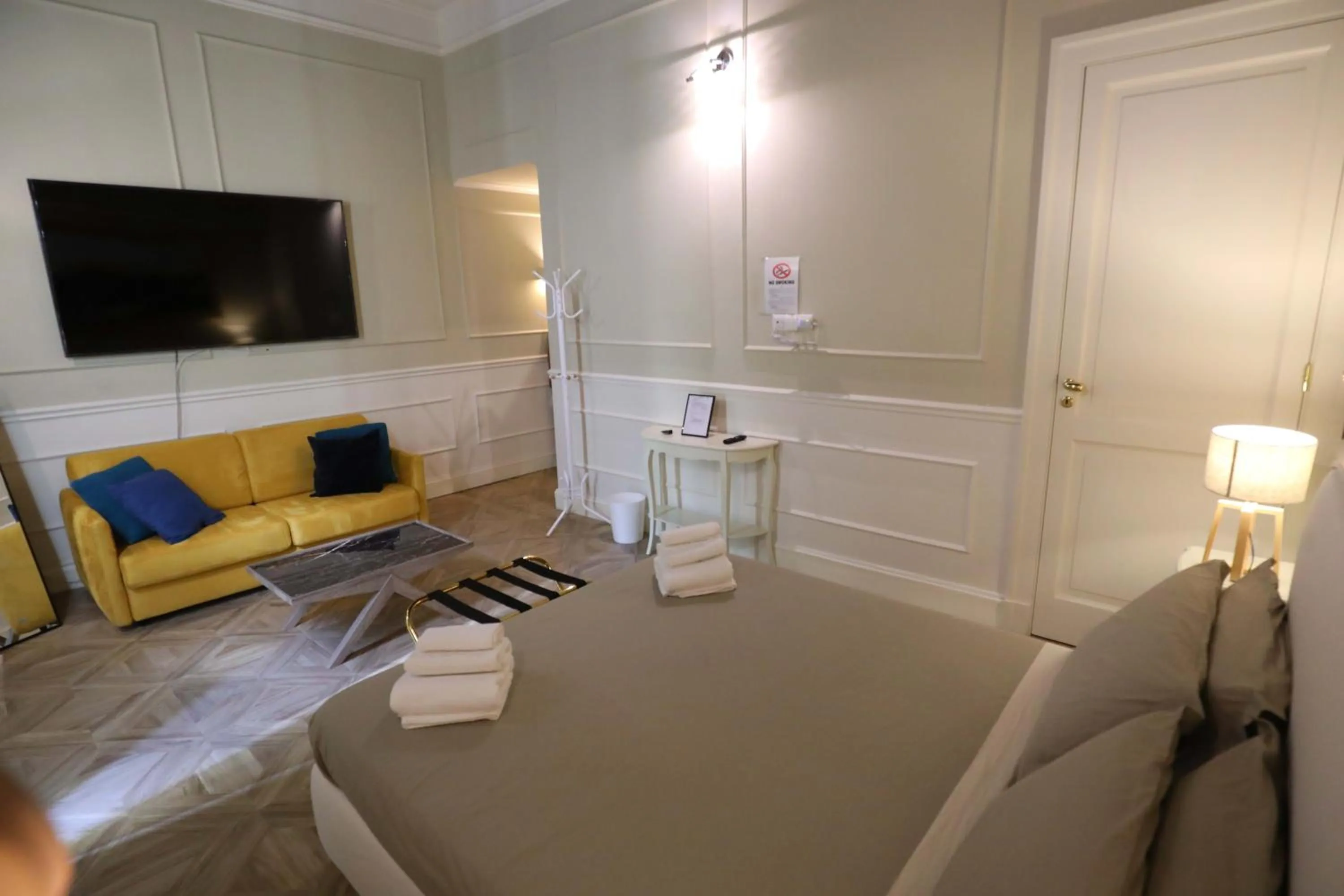 Photo of the whole room in Vico Gelso Napoli