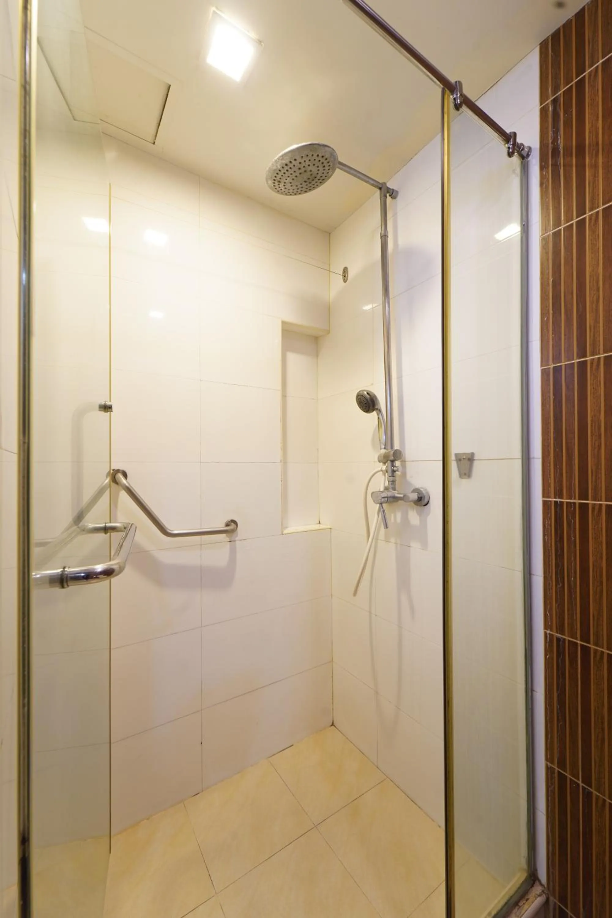 Shower in UPAR Hotels Sukhumvit 11 Nana