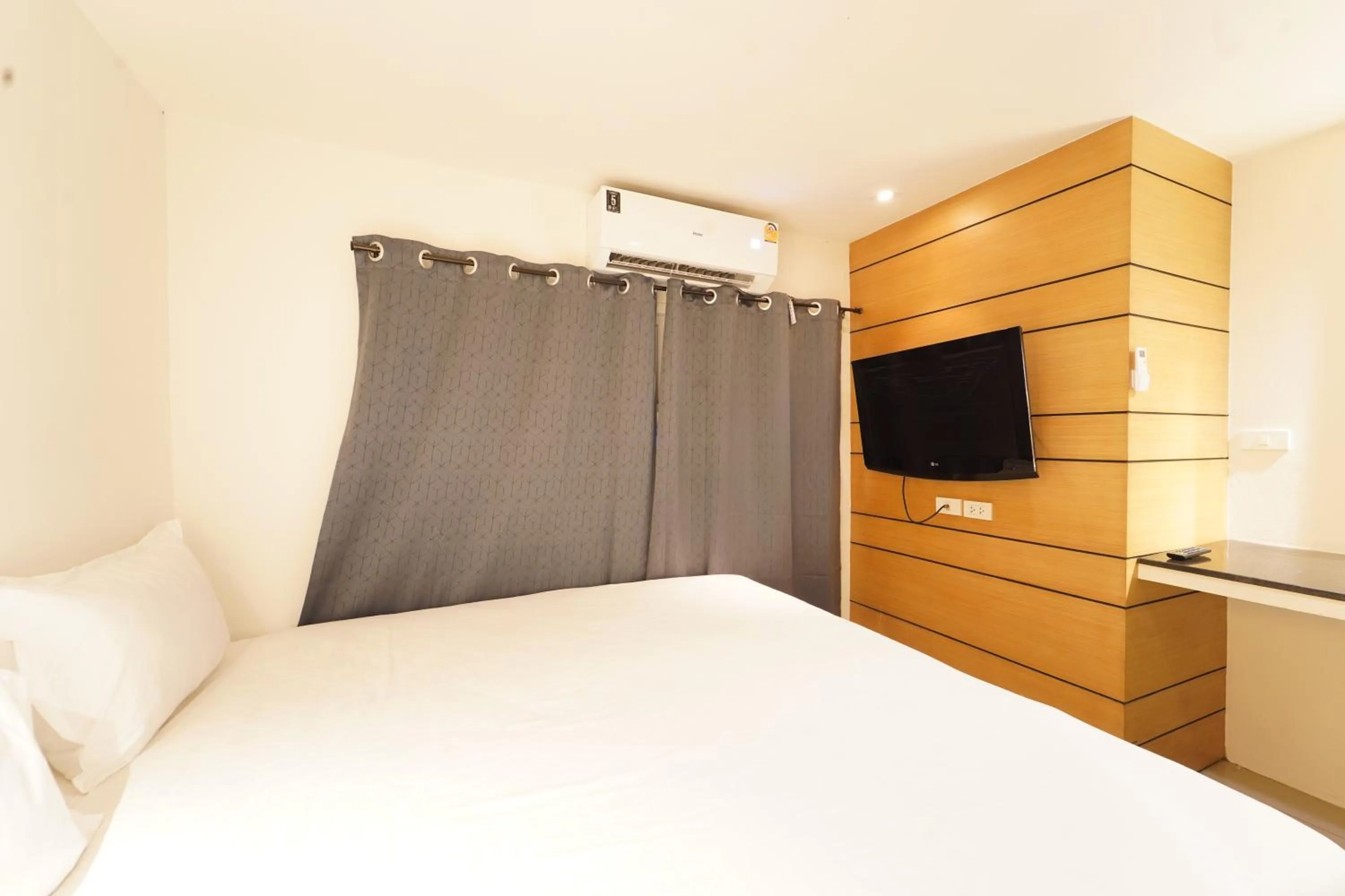 Communal lounge/ TV room in UPAR Hotels Sukhumvit 11 Nana