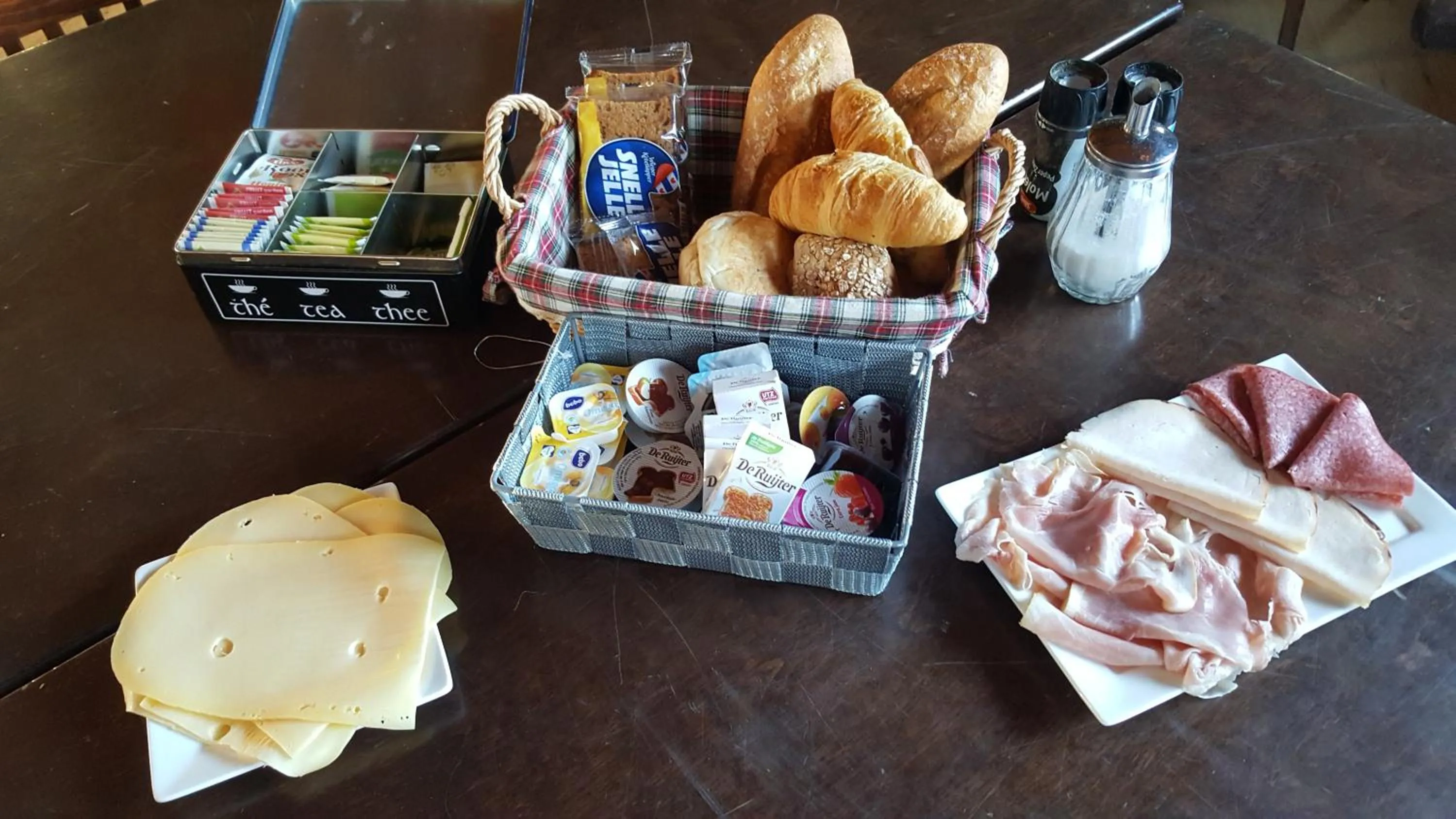 Continental breakfast in Het Zwanennest