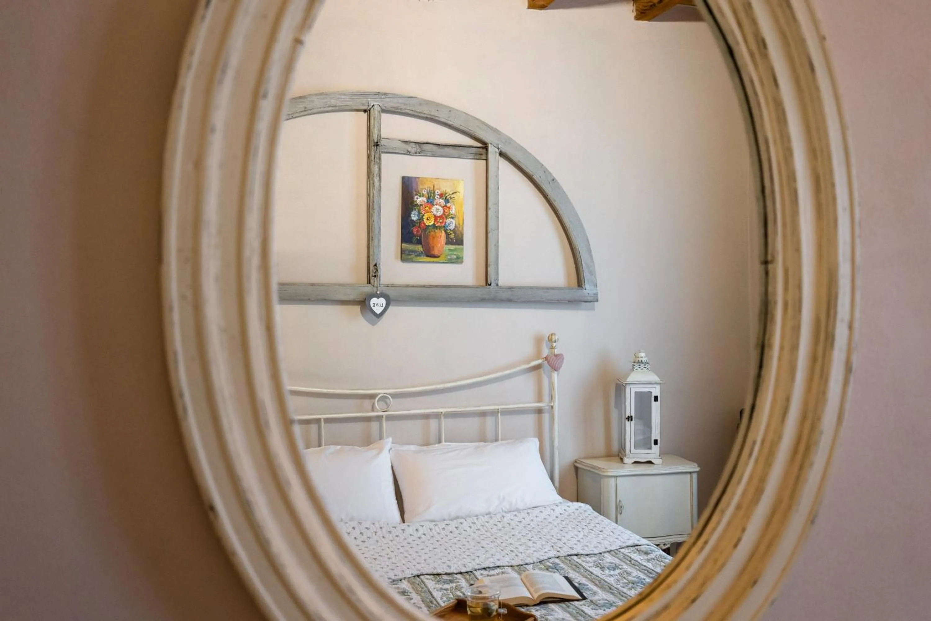 Decorative detail, Bed in B&B Corte del Mincio