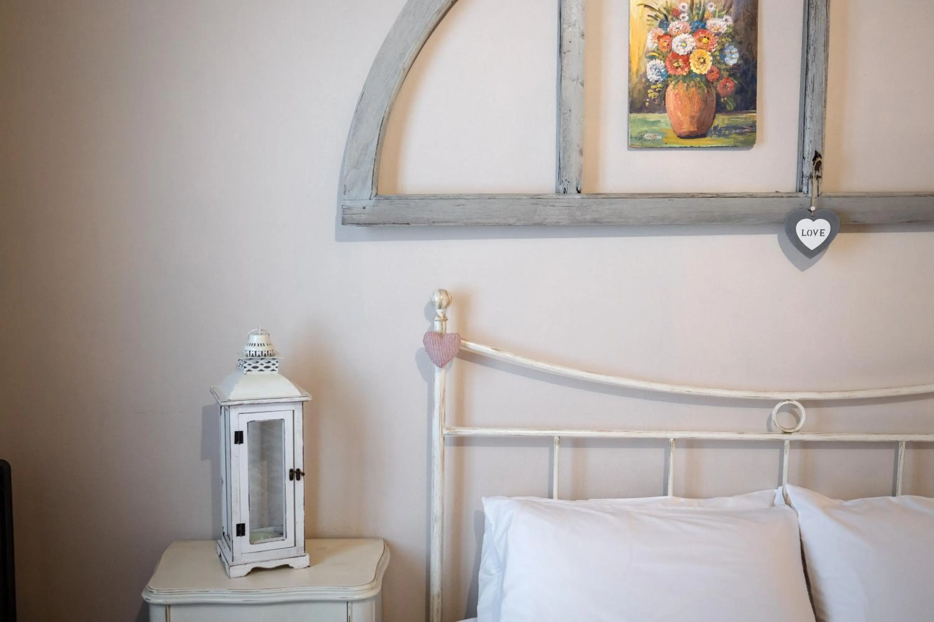 Decorative detail, Bed in B&B Corte del Mincio