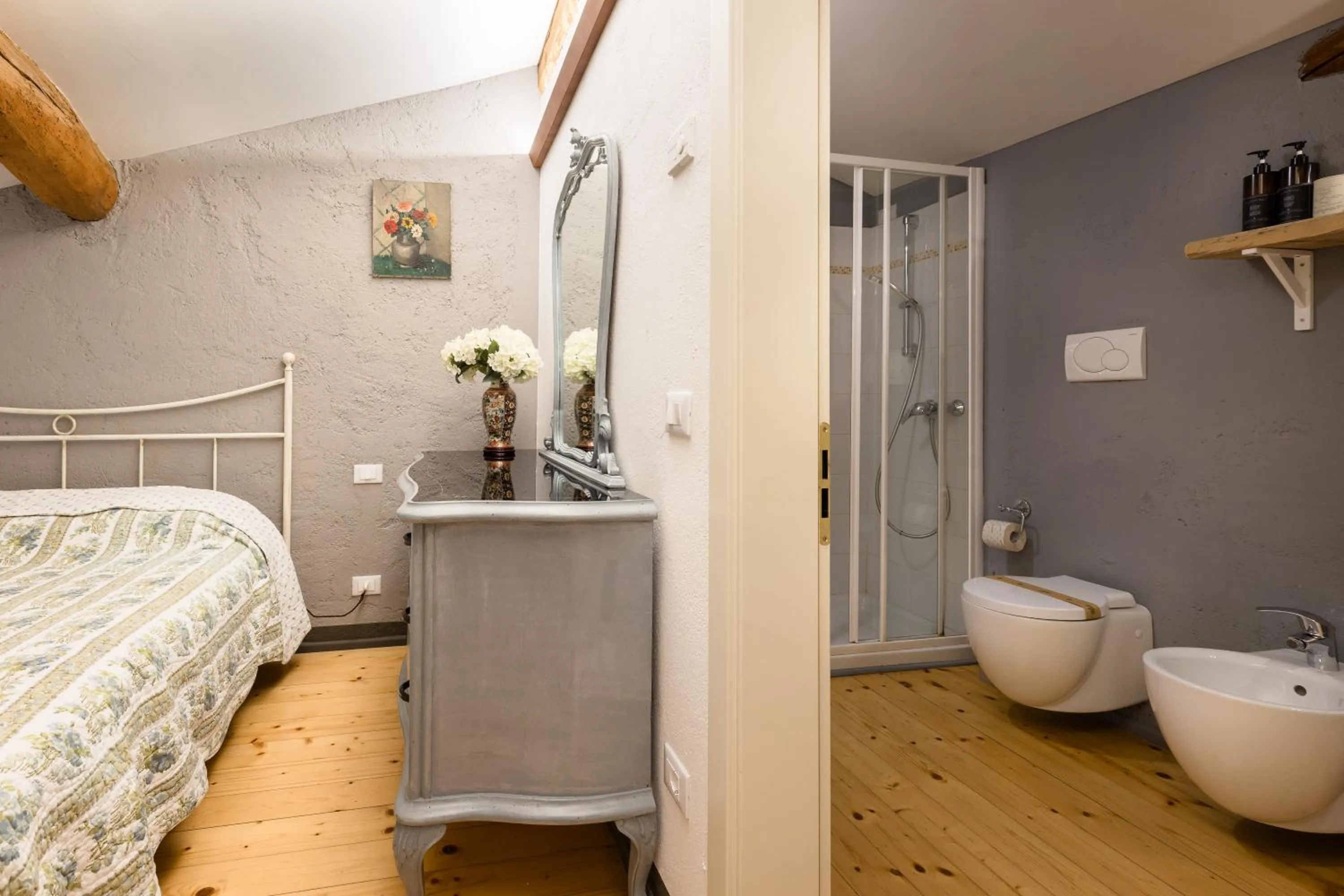 Bathroom, Bed in B&B Corte del Mincio