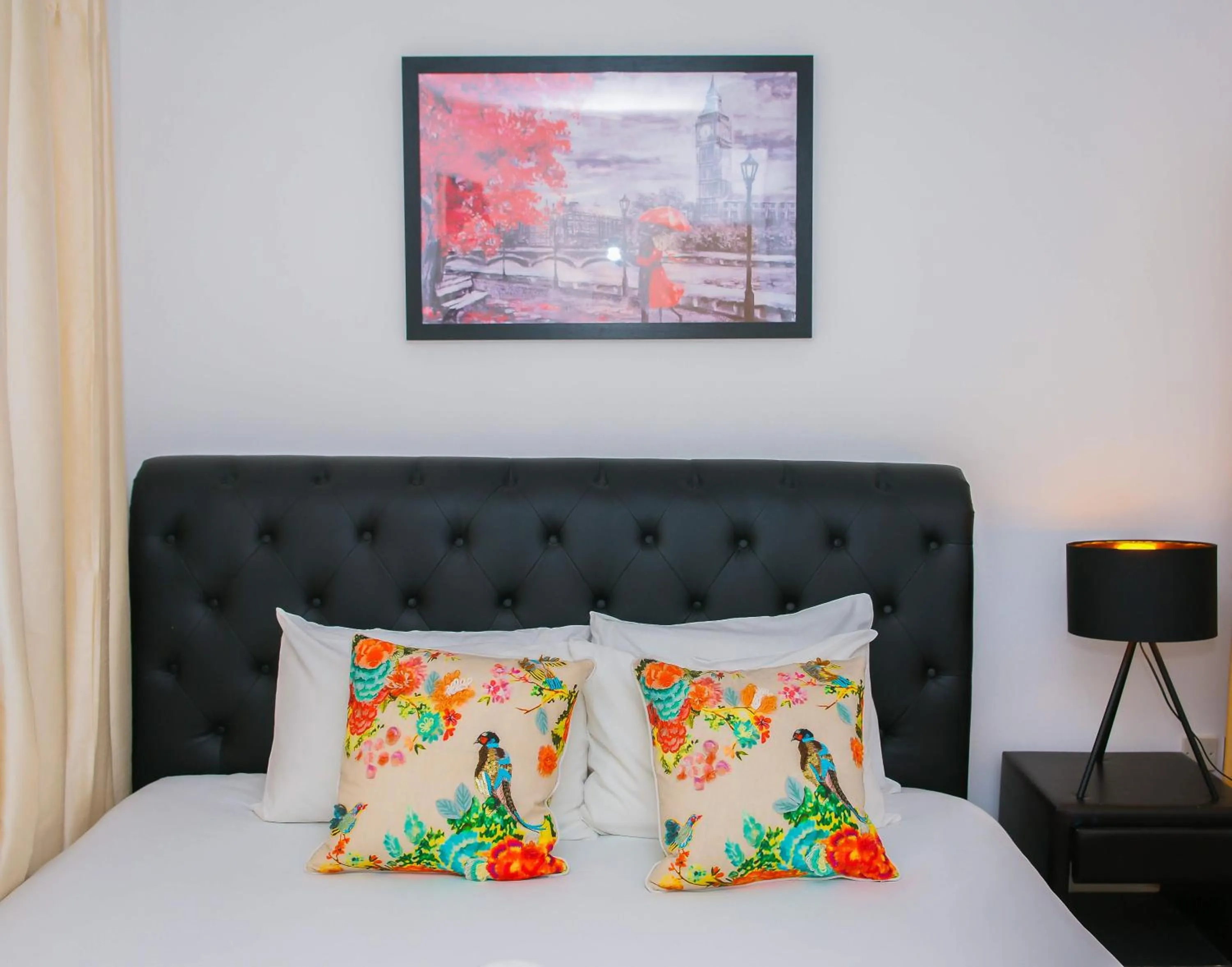 Bed in MODERN 2 BEDROOM APARTMENT