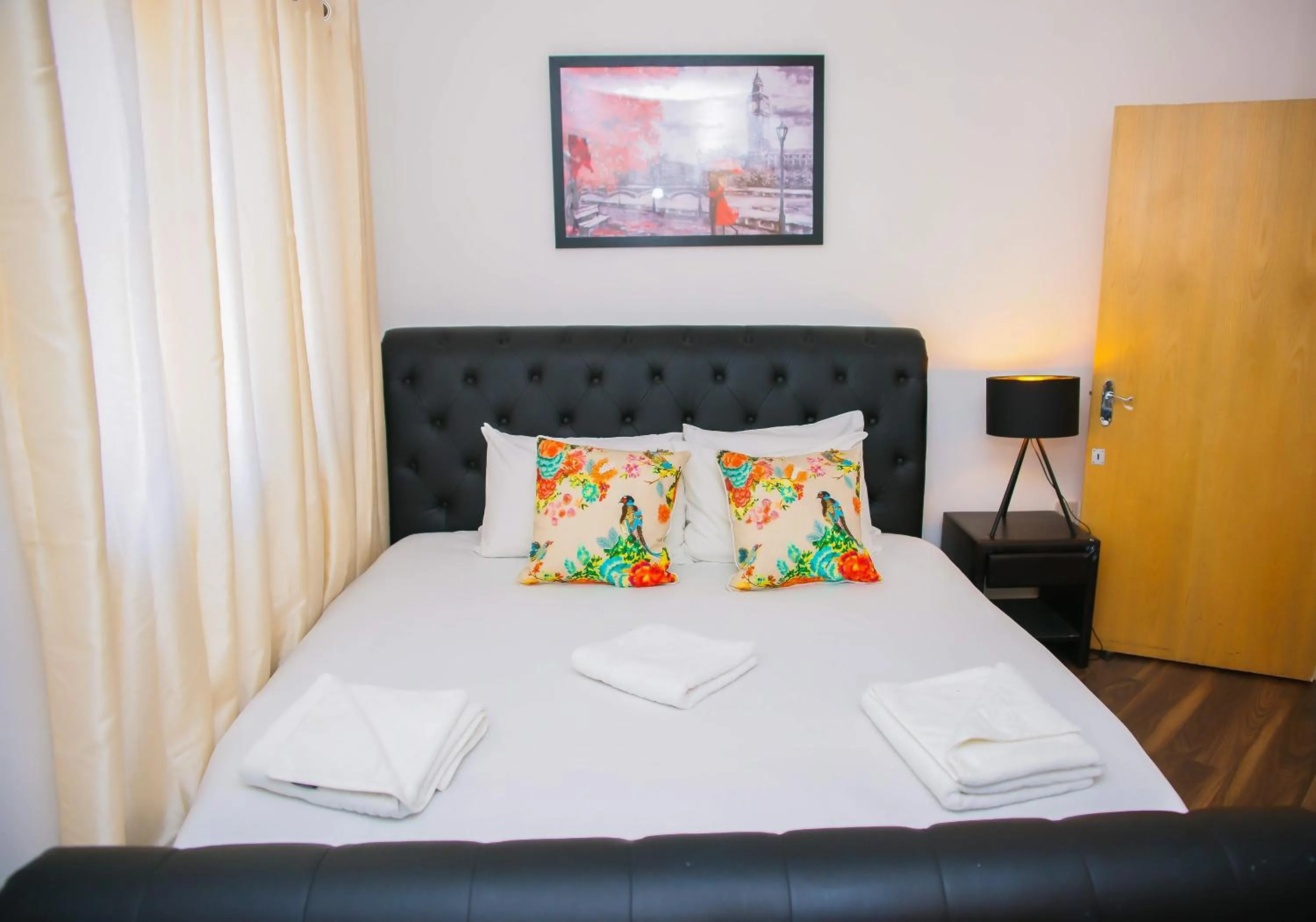 Bed in MODERN 2 BEDROOM APARTMENT