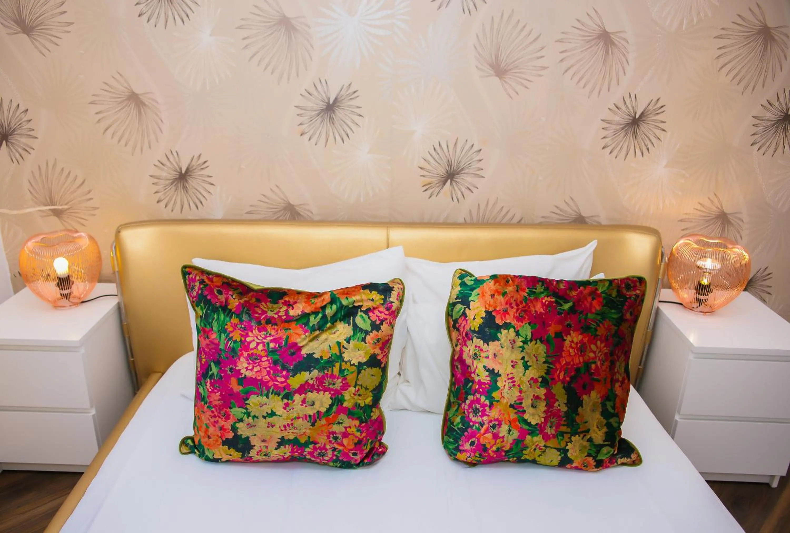 Bed in MODERN 2 BEDROOM APARTMENT