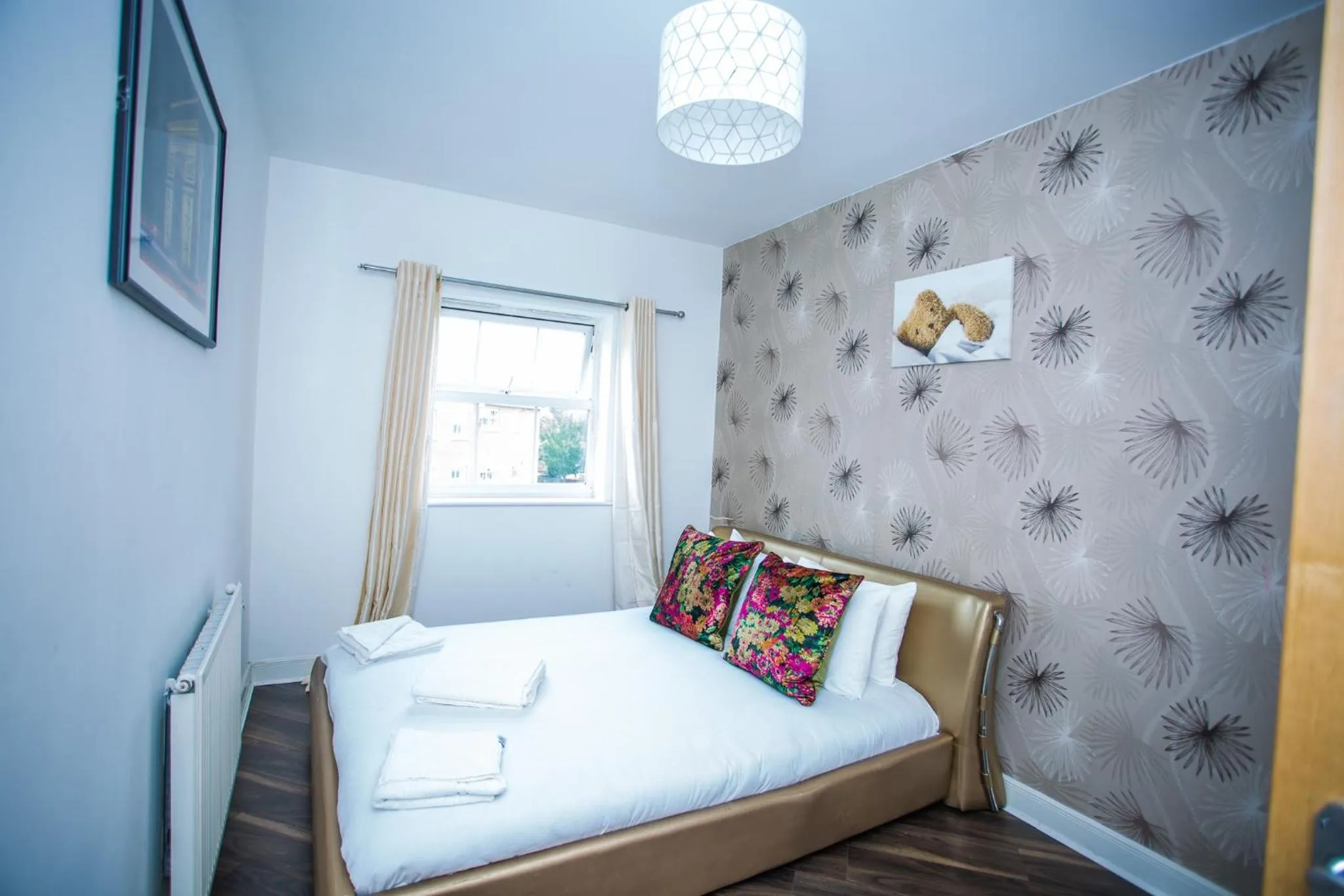 Bed in MODERN 2 BEDROOM APARTMENT