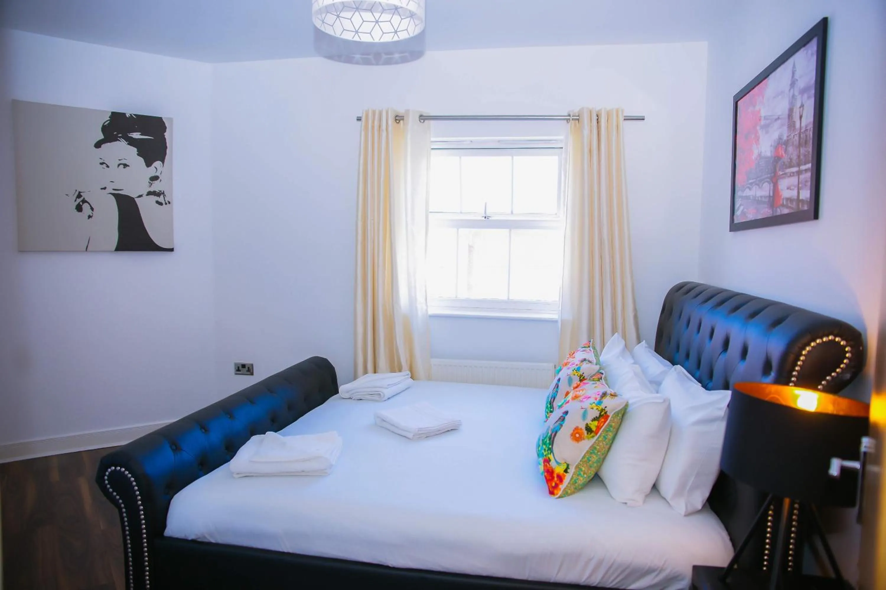 Bed in MODERN 2 BEDROOM APARTMENT