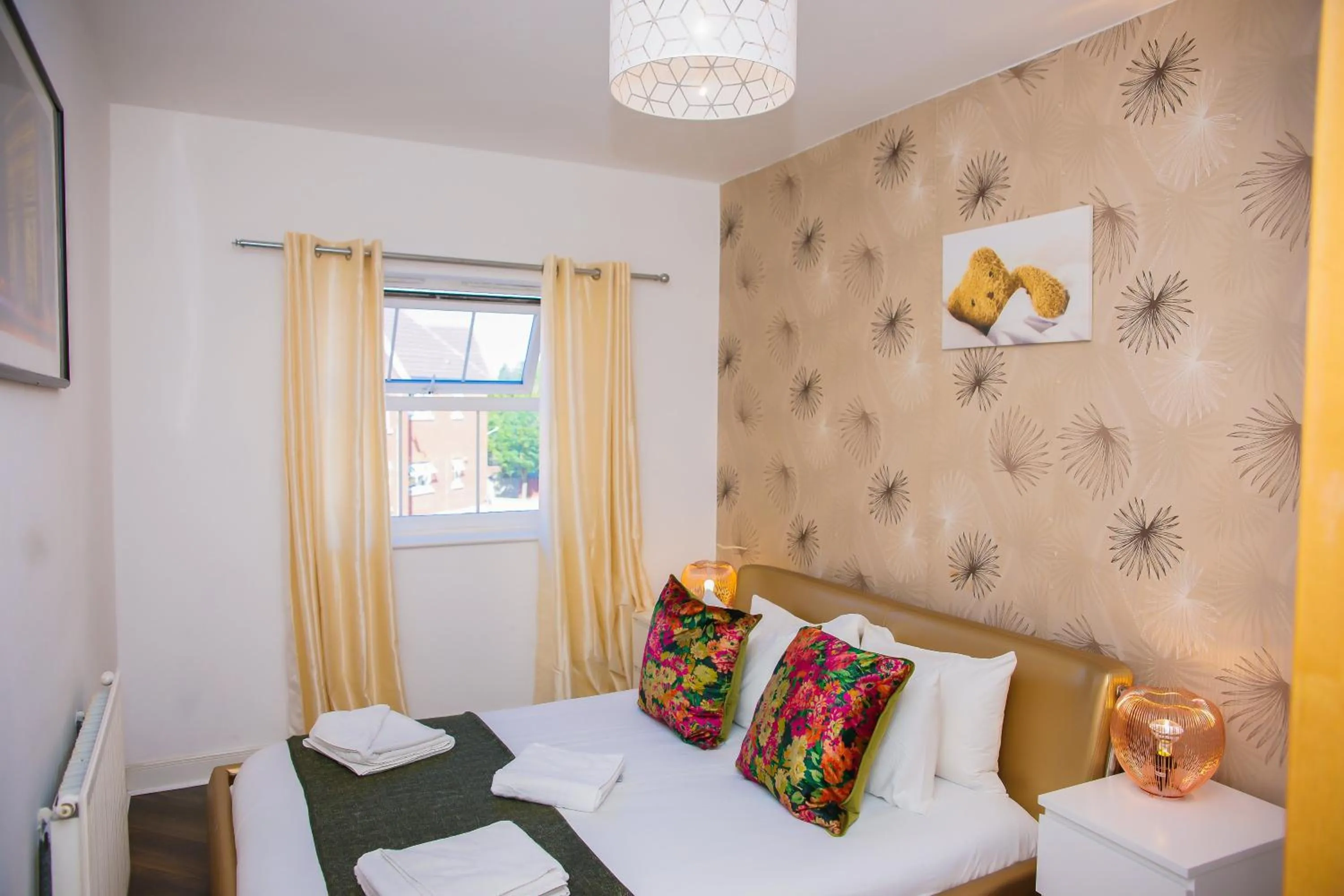 Bed in MODERN 2 BEDROOM APARTMENT