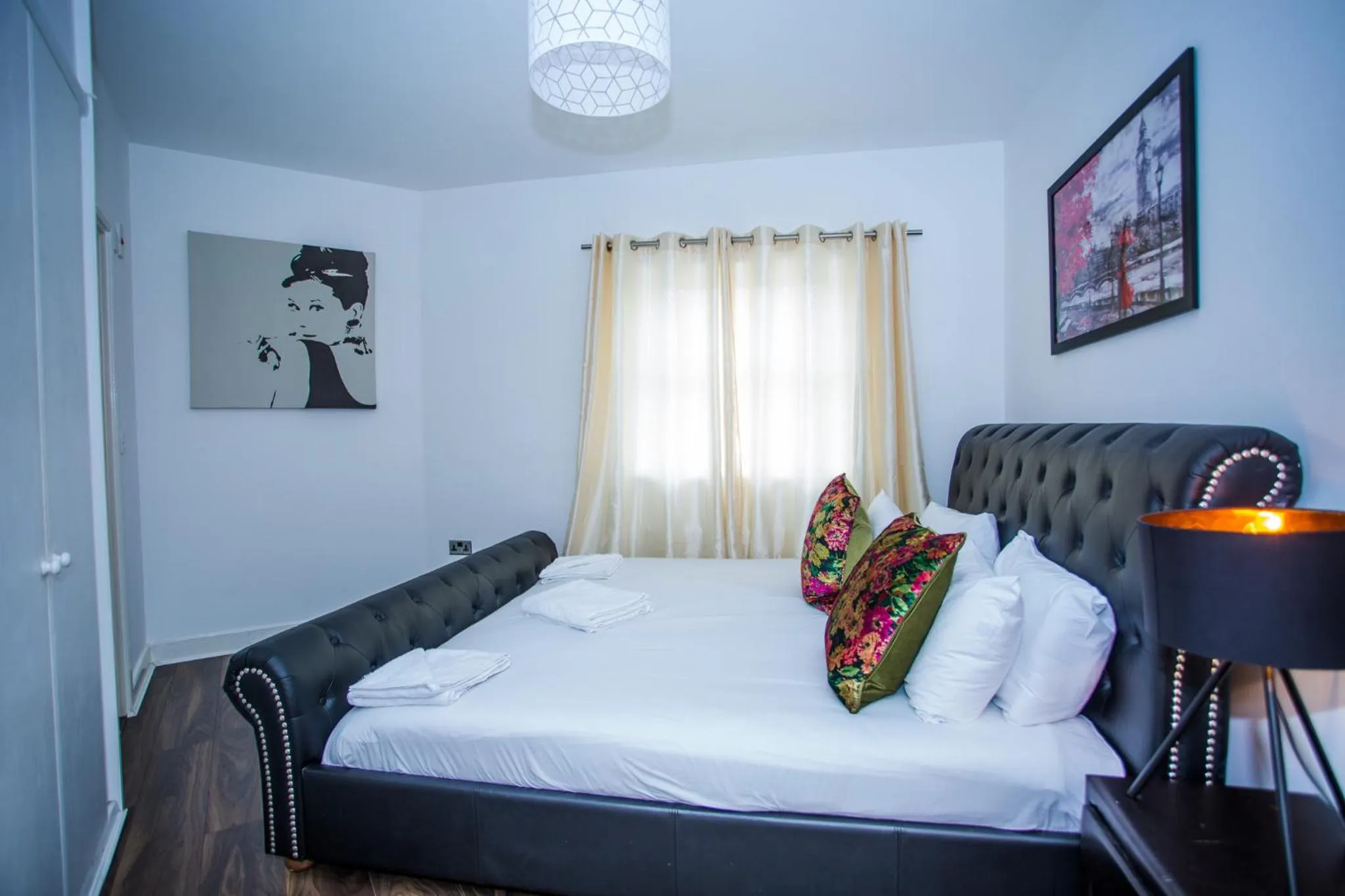 Bed in MODERN 2 BEDROOM APARTMENT