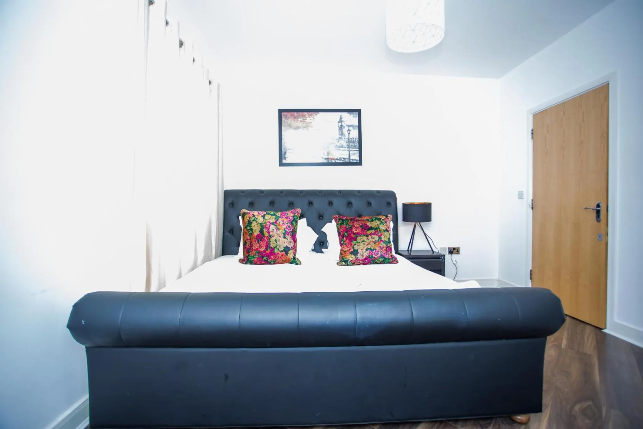 Bed in MODERN 2 BEDROOM APARTMENT