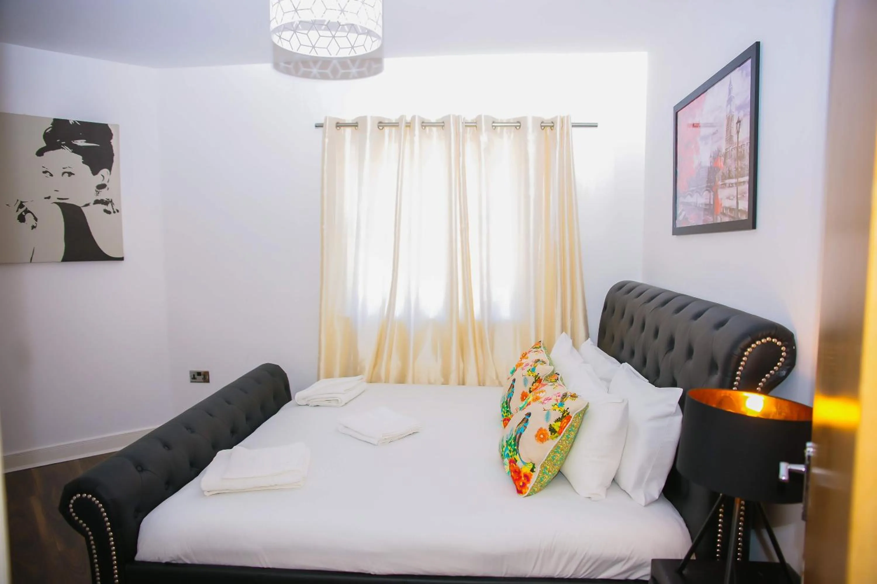 Bed in MODERN 2 BEDROOM APARTMENT