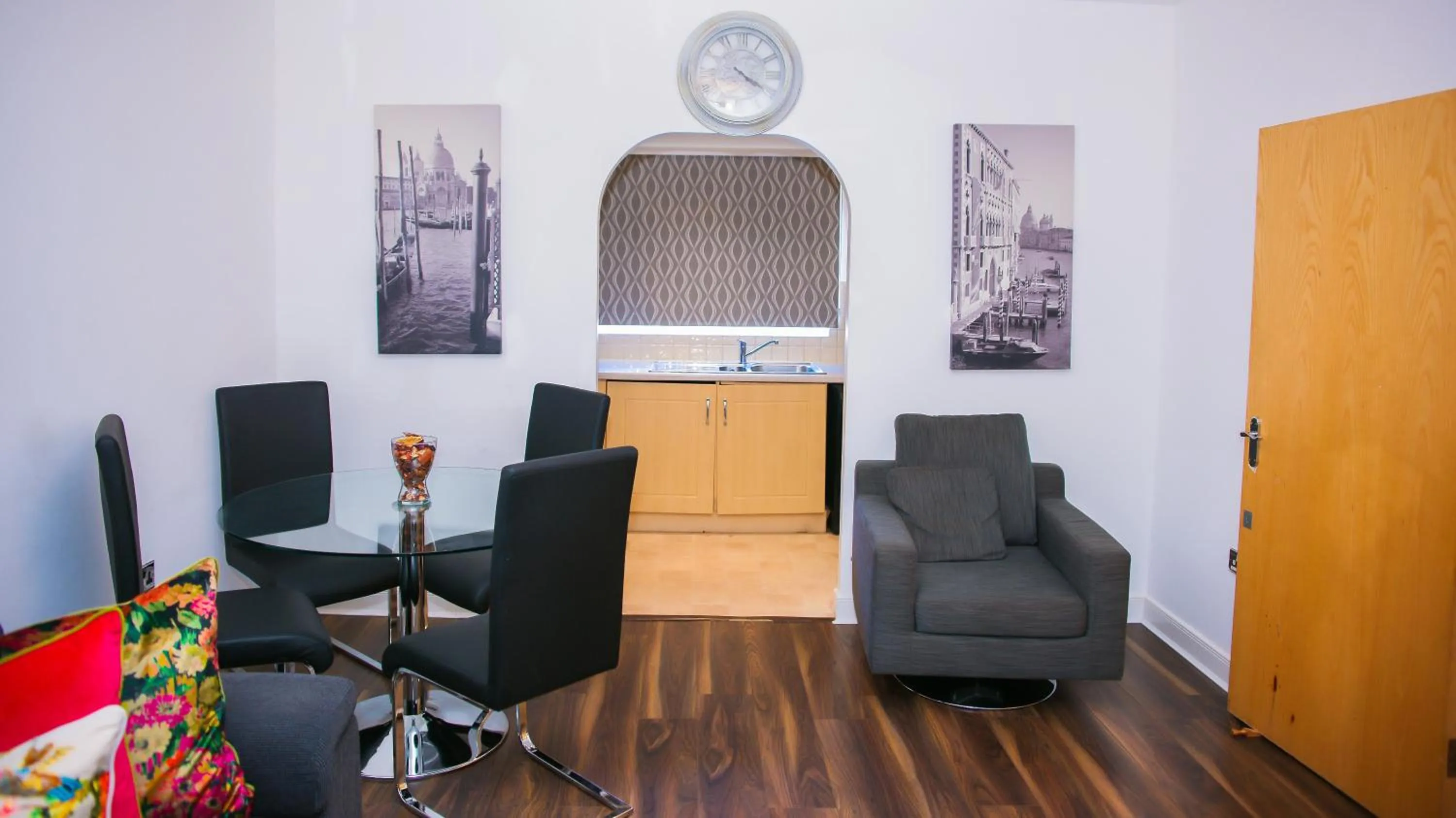 MODERN 2 BEDROOM APARTMENT