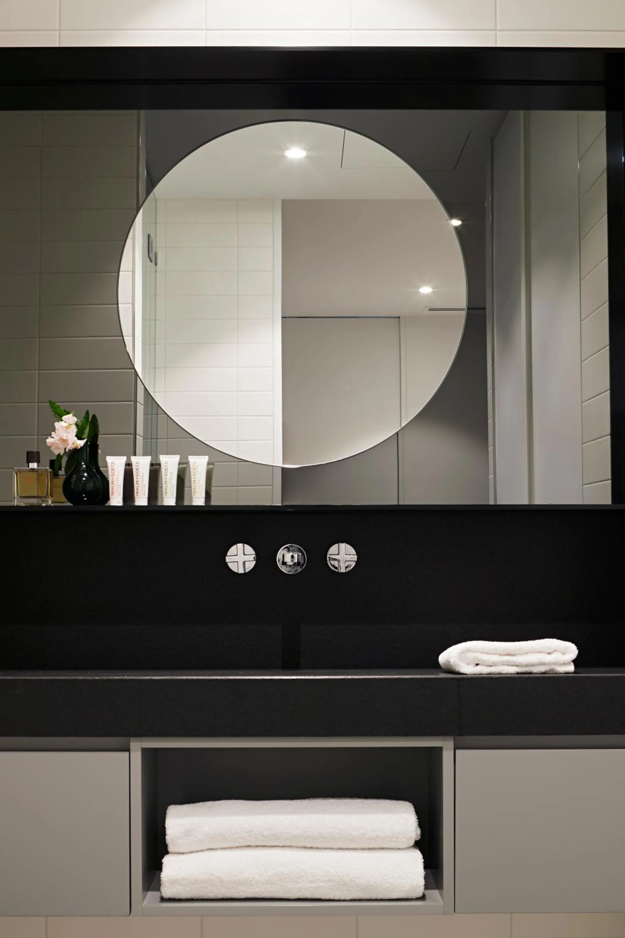 Bathroom in Tyrian Albert Park Lake