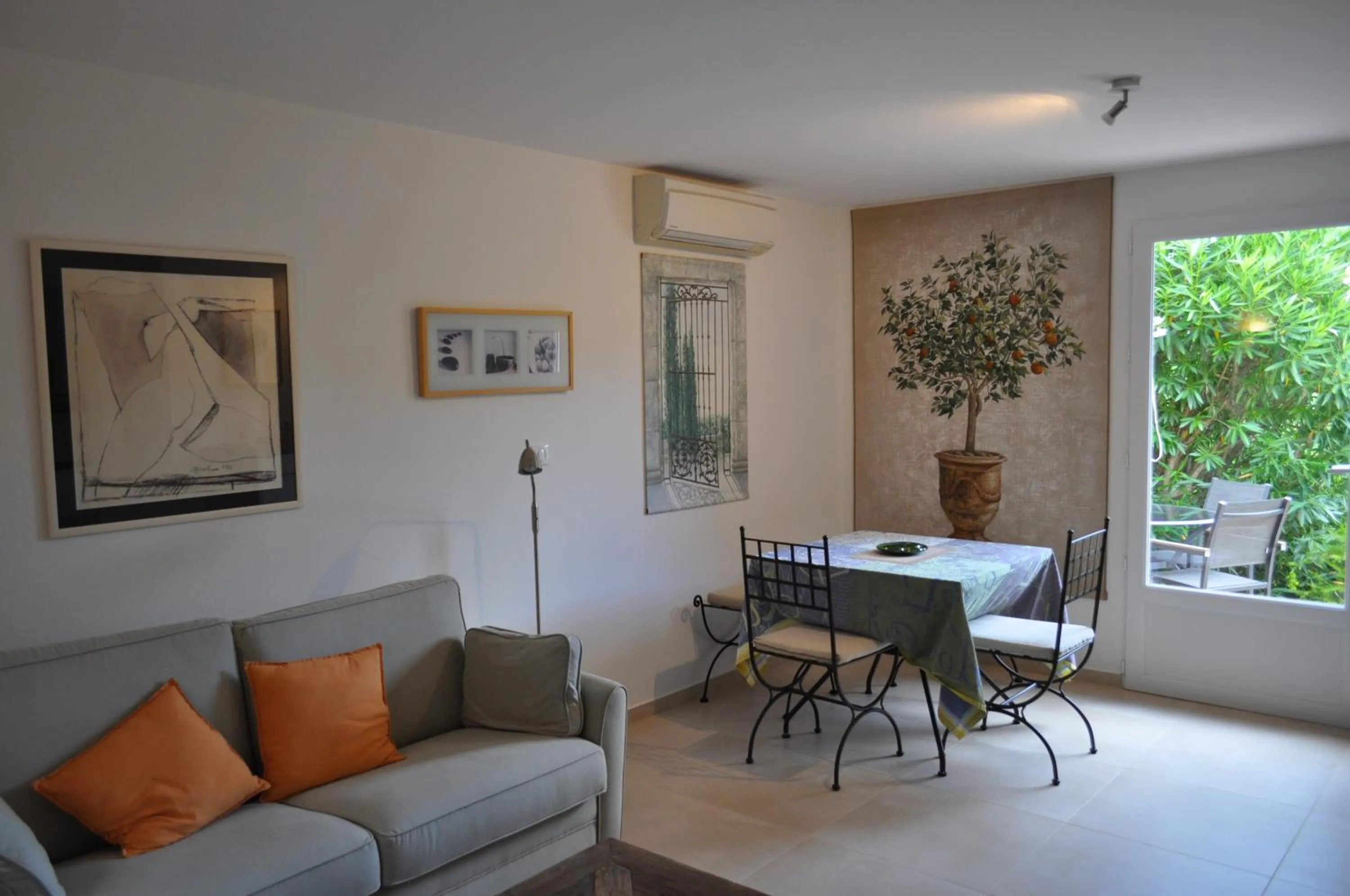 Seating area in La Bégude Du Pascouren