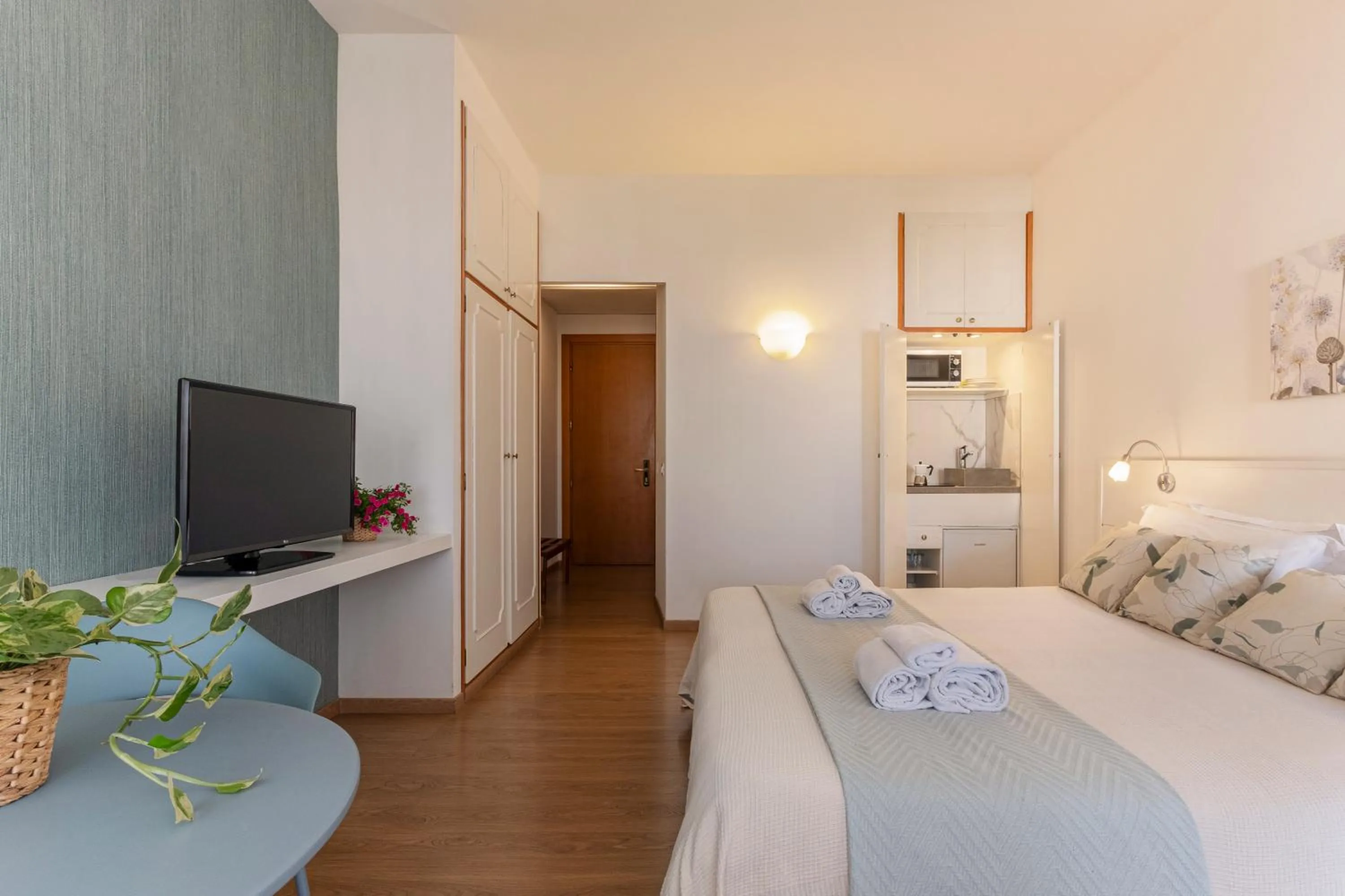 Kitchen or kitchenette, Bed in Marbela Apartments & Suites