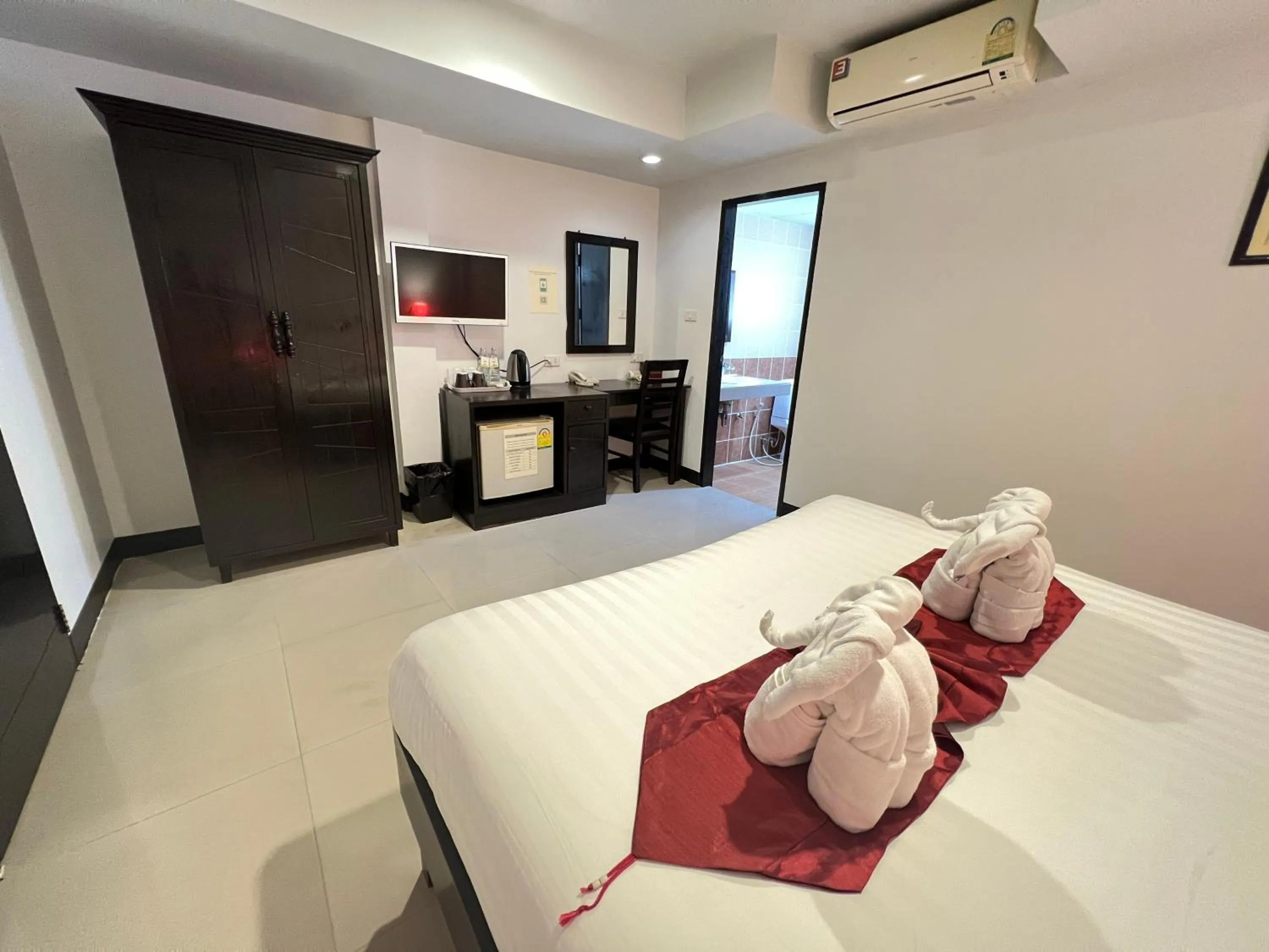 Photo of the whole room, Bed in Silver Resortel