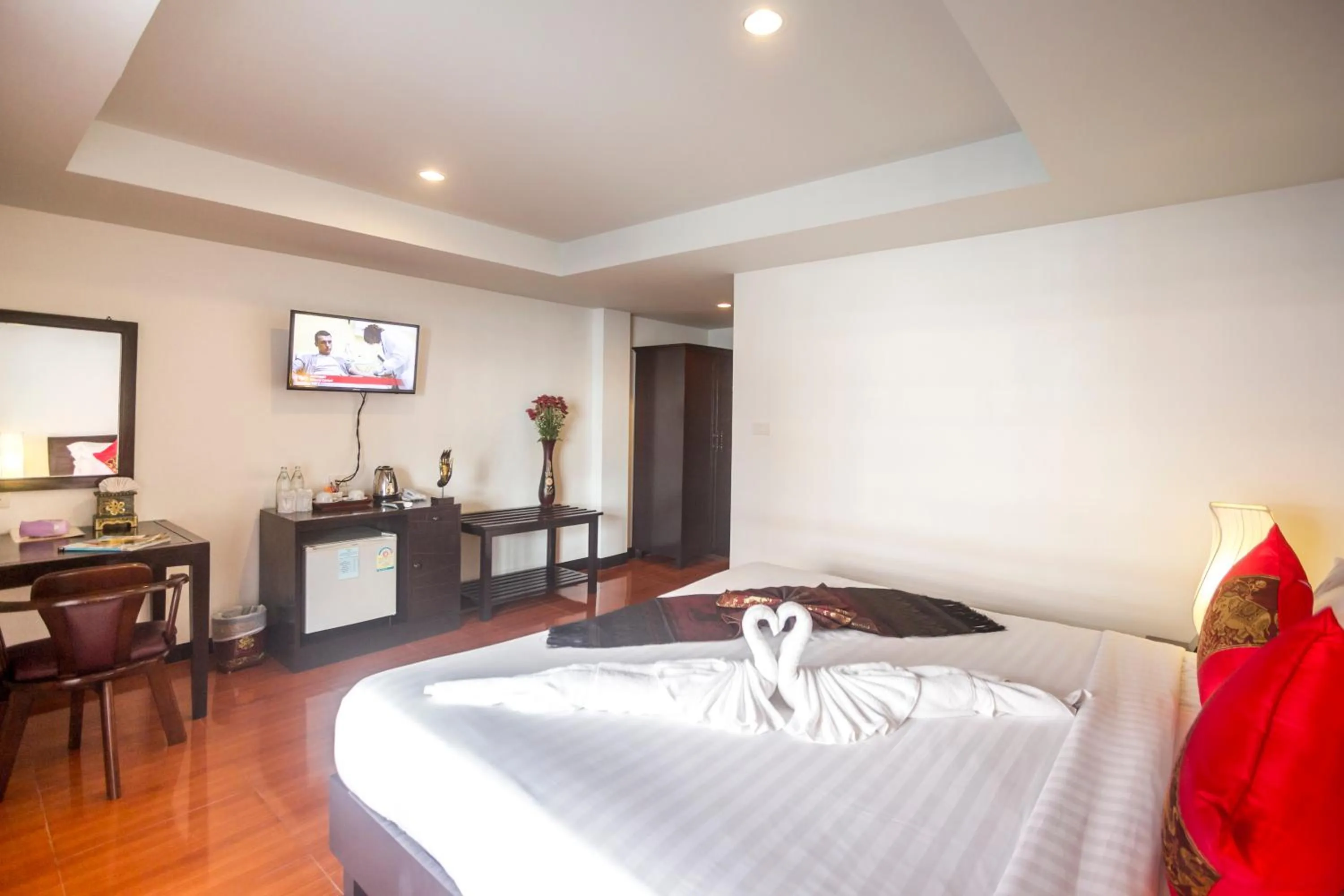 Photo of the whole room, Bed in Silver Resortel