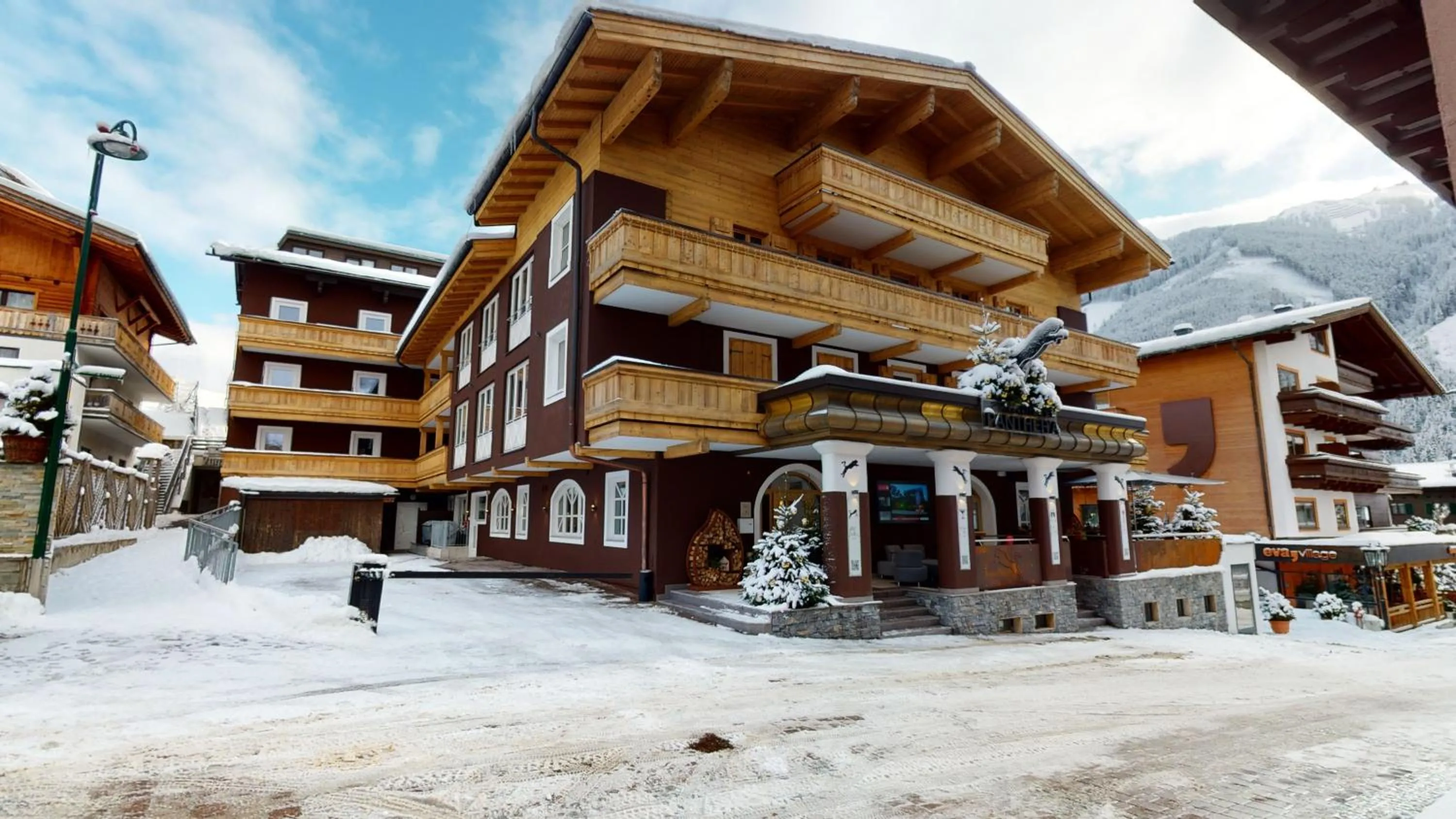 Property building in Hotel Panther'A