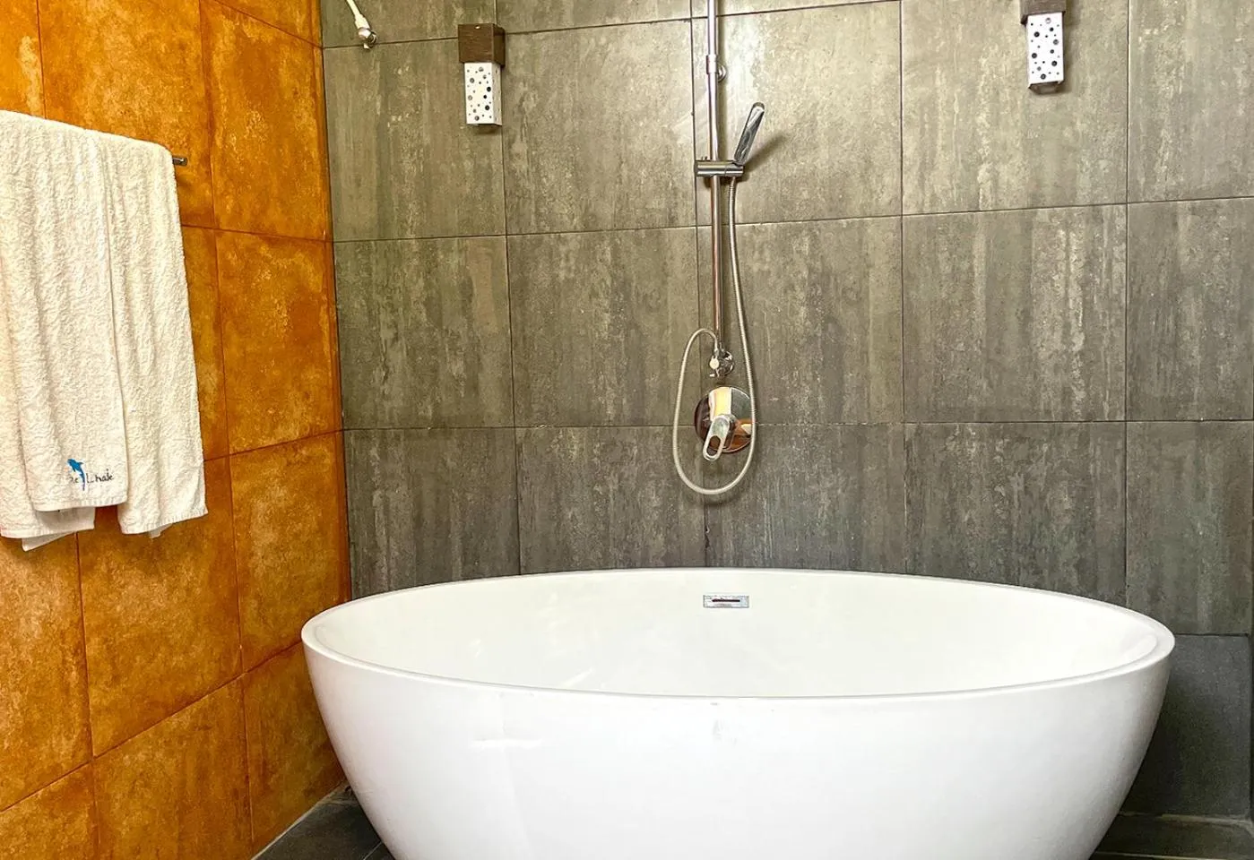 Bath in Blue Whale Resort & Kite Surfing