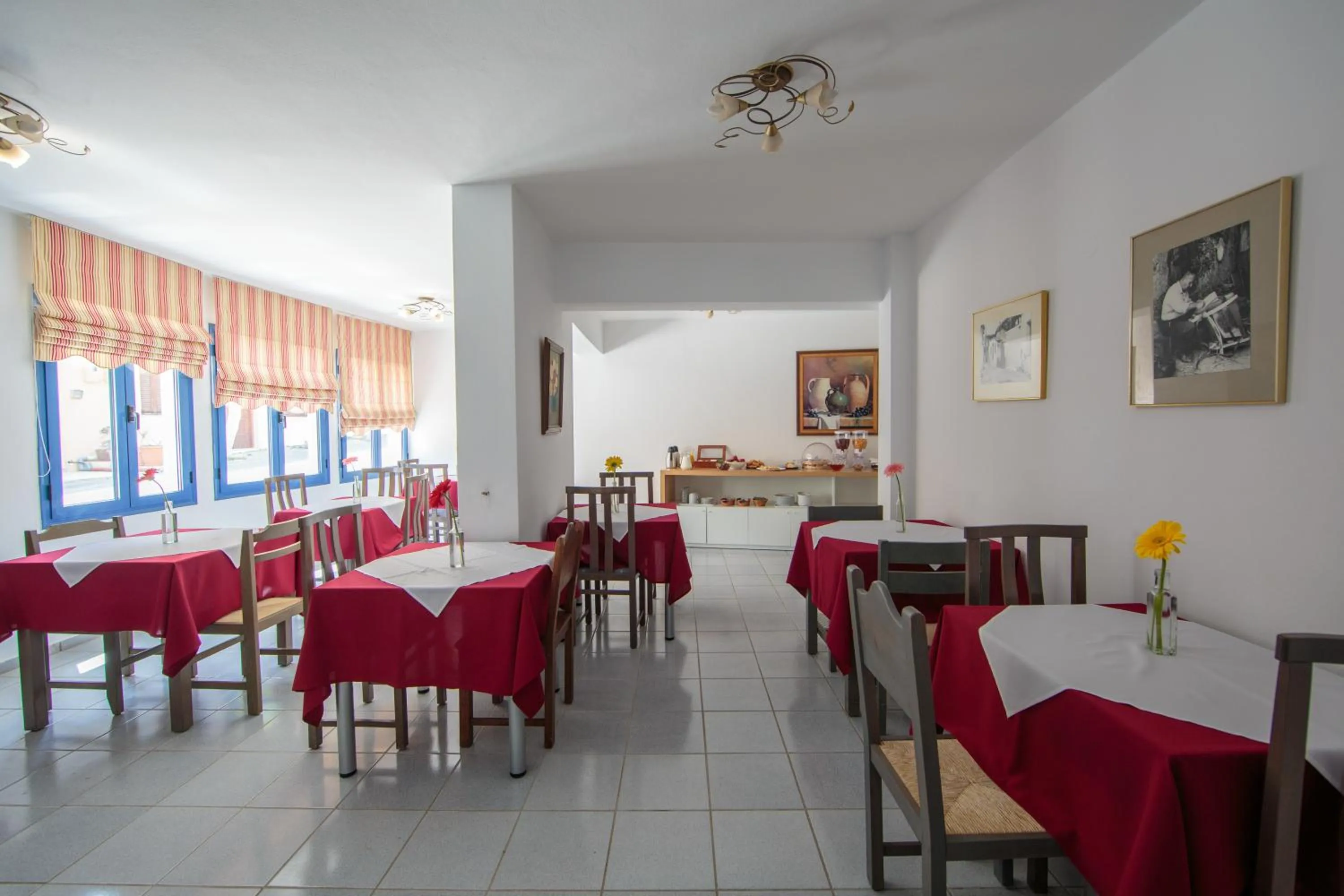 Restaurant/places to eat in Iliana Hotel
