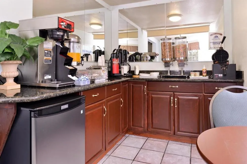 Breakfast in Americas Best Value Inn Eugene