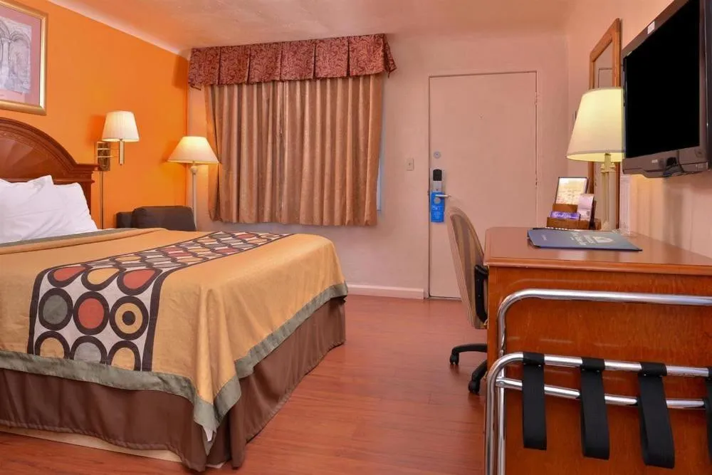 Bed in Americas Best Value Inn Eugene